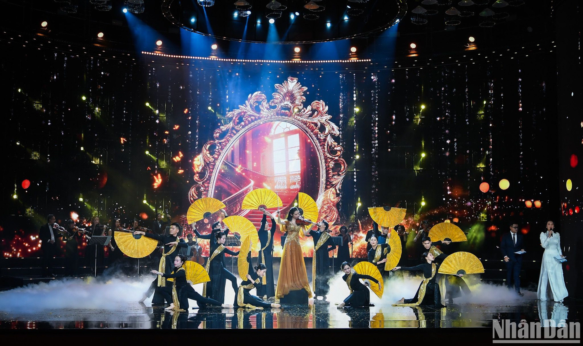 Nghệ sĩ violin Hoàng Hồ Khánh Vân cùng dàn nhạc giao hưởng quốc gia Việt Nam và vũ đoàn PL với nhạc khúc VIOLIN ANTONIO VIVALDI: CONCERTO "WINTER" - CHƯƠNG 1. (Ảnh: THÀNH ĐẠT)