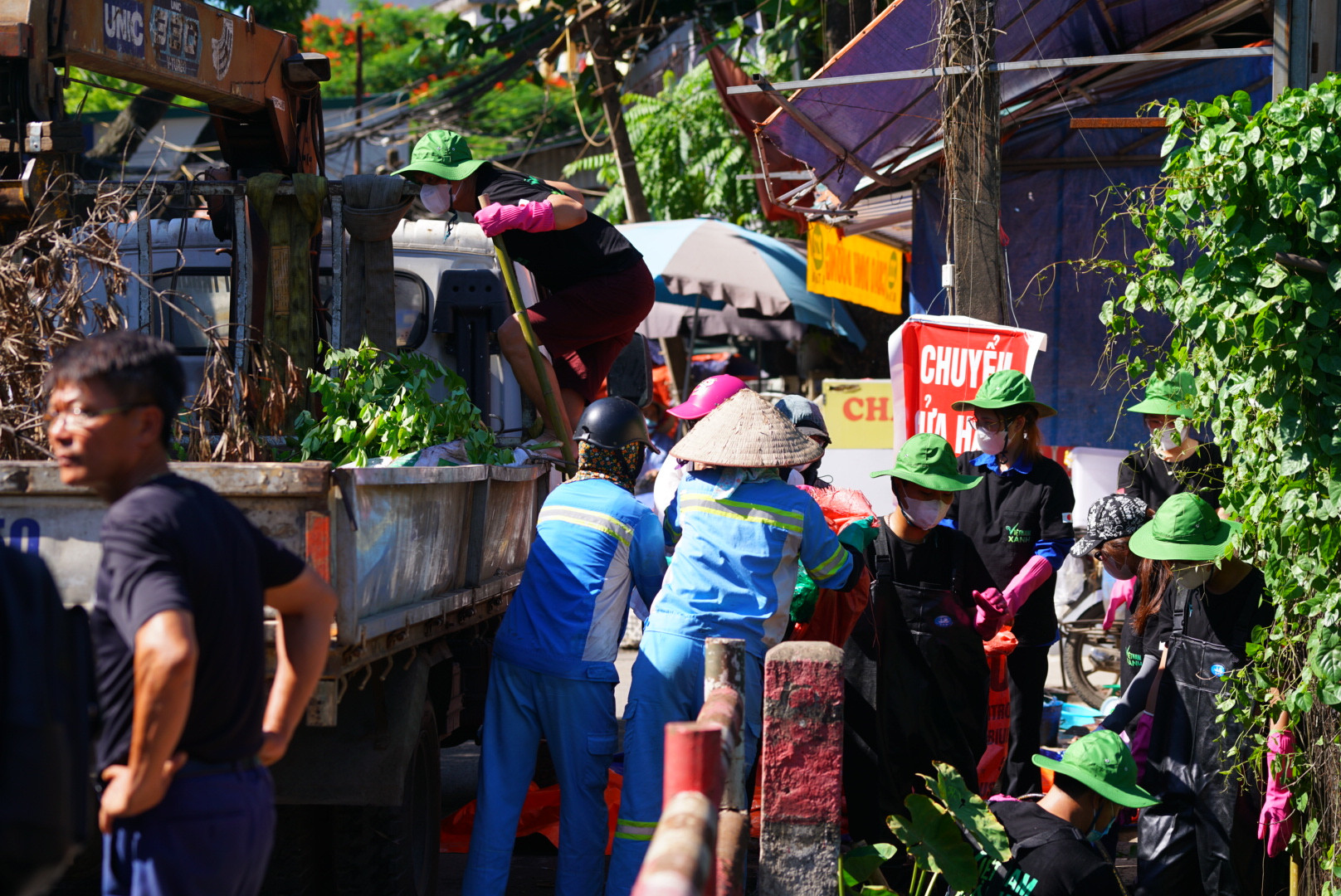 “Dưới cái nắng oi bức của Hà Nội, dưới lòng ngòi với nhiều mảnh vỡ, kim tiêm… khá nguy hiểm nhưng tất cả các thành viên tham gia đều nhiệt huyết. Ngoài ra, được nhiều người dân địa phương ủng hộ cũng là động lực giúp cả nhóm nỗ lực góp phần làm sạch môi trường” anh Cương - thành viên của nhóm chia sẻ.