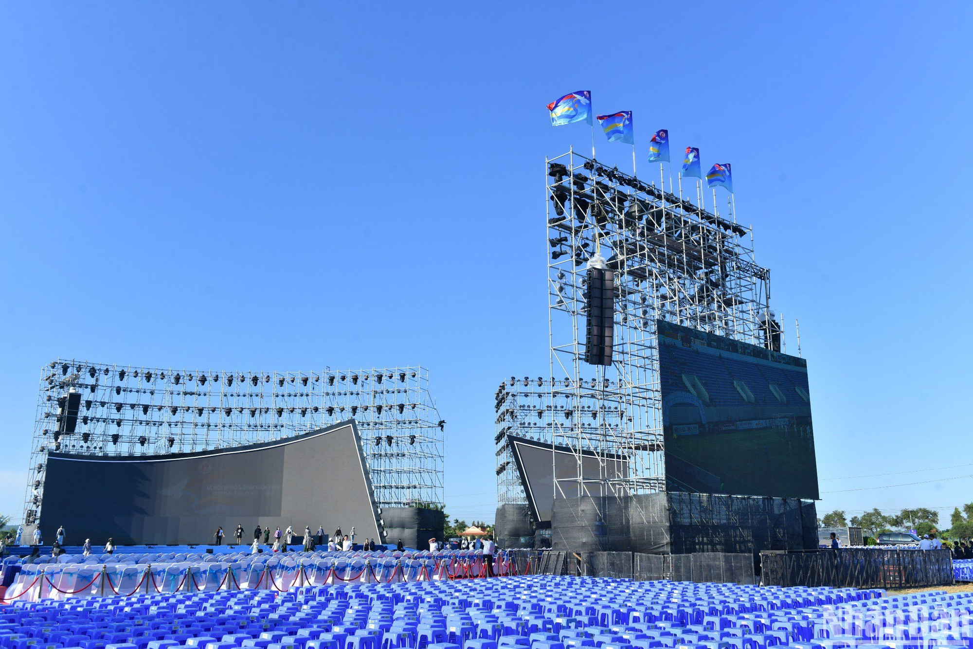 Quang cảnh khu vực sân khấu chính trước giờ khai mạc. (Ảnh: ĐĂNG KHOA)