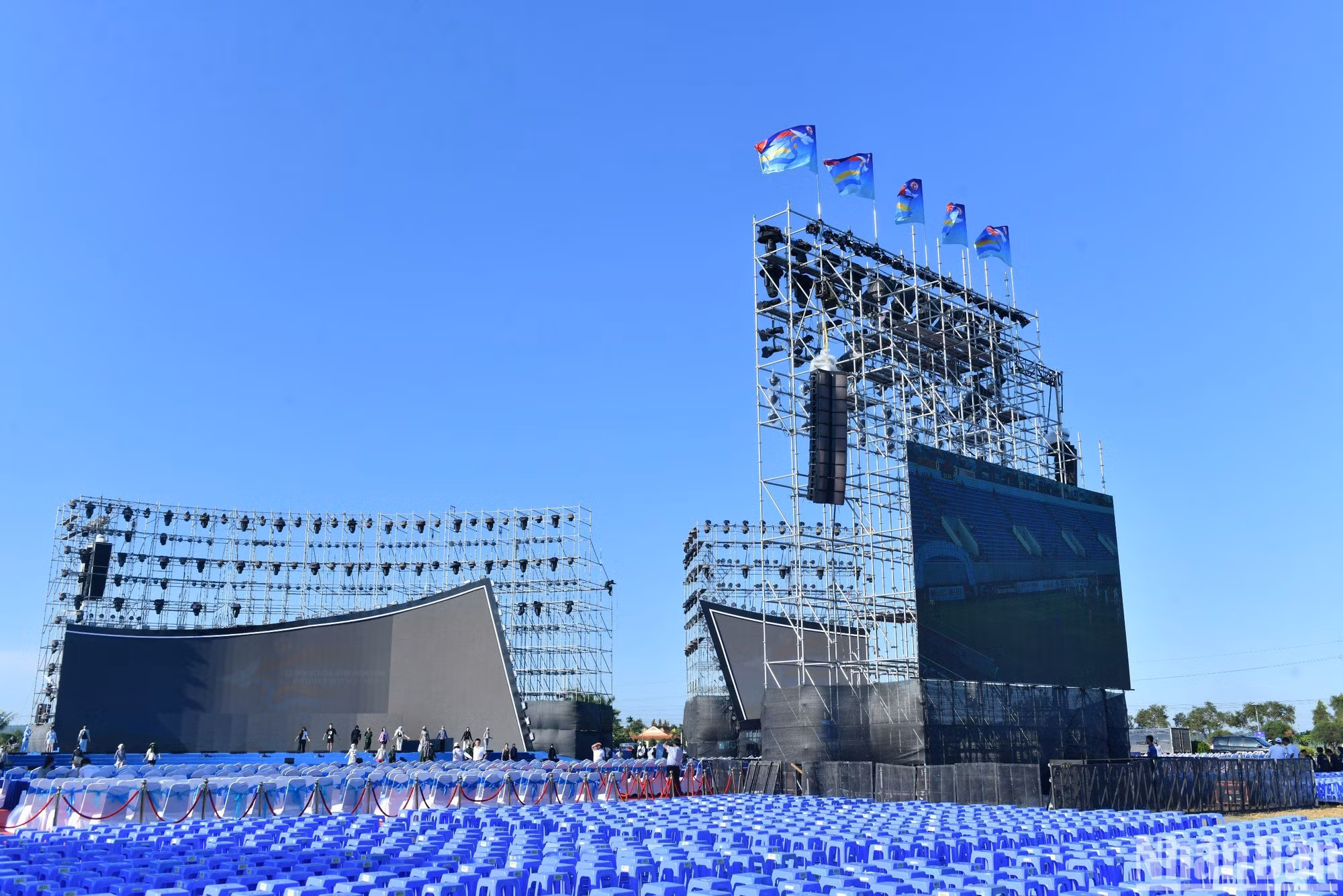 Quang cảnh khu vực sân khấu chính trước giờ khai mạc. (Ảnh: ĐĂNG KHOA)