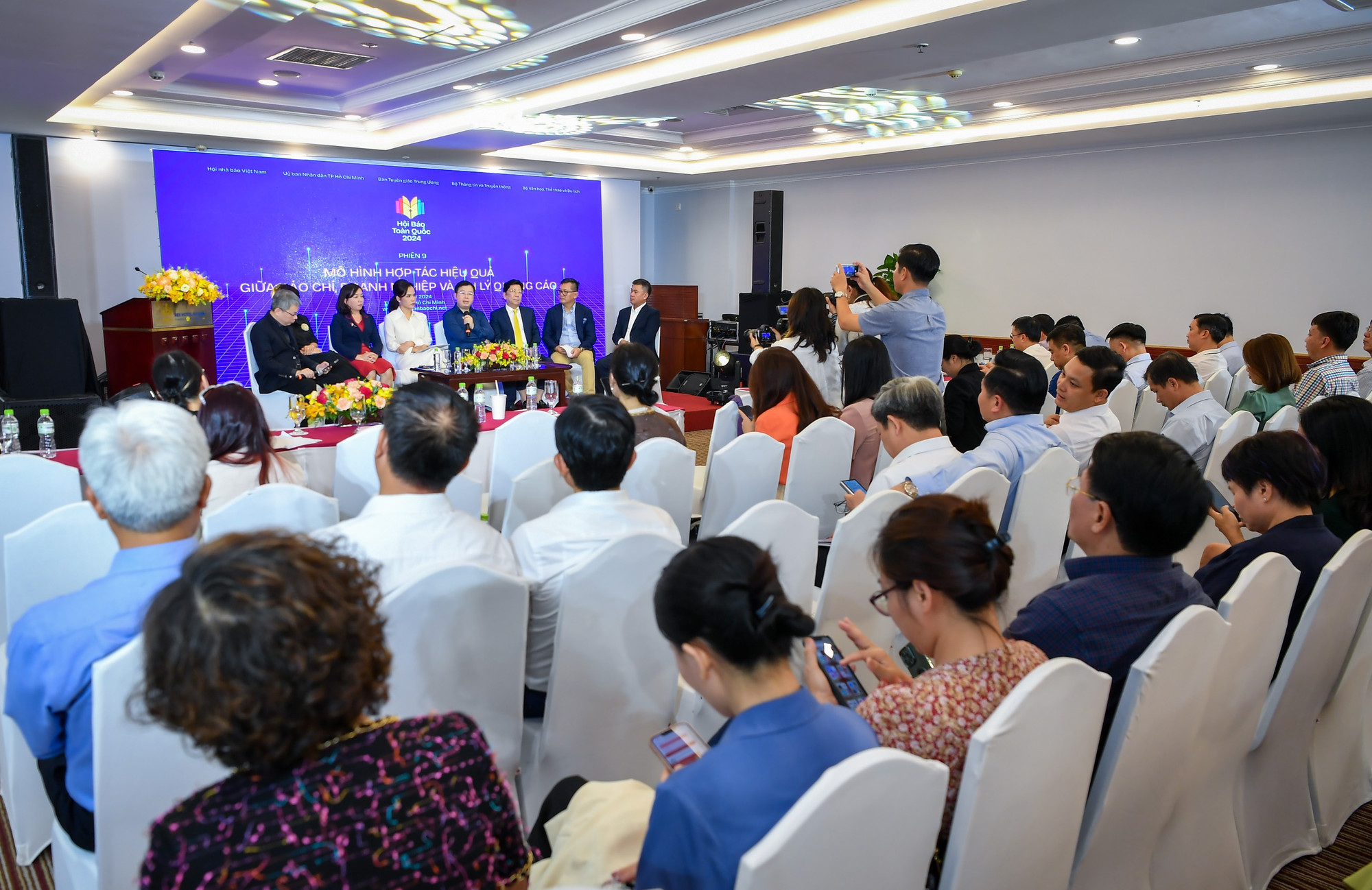 Quang cảnh tọa đàm.