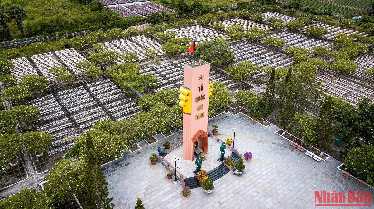 Trong những năm tháng chiến tranh bảo vệ biên giới Tây Nam, nghĩa trang Dốc Bà Đắc được hình thành và trực thuộc Sư đoàn 330. Sau nhiều lần tôn tạo, hiện thuộc Phòng Lao động - Thương binh và Xã hội huyện Tịnh Biên trực tiếp quản lý. Trong những năm tháng chiến tranh bảo vệ biên giới Tây Nam, nghĩa trang Dốc Bà Đắc được hình thành và trực thuộc Sư đoàn 330. Sau nhiều lần tôn tạo, hiện thuộc Phòng Lao động - Thương binh và Xã hội huyện Tịnh Biên trực tiếp quản lý.