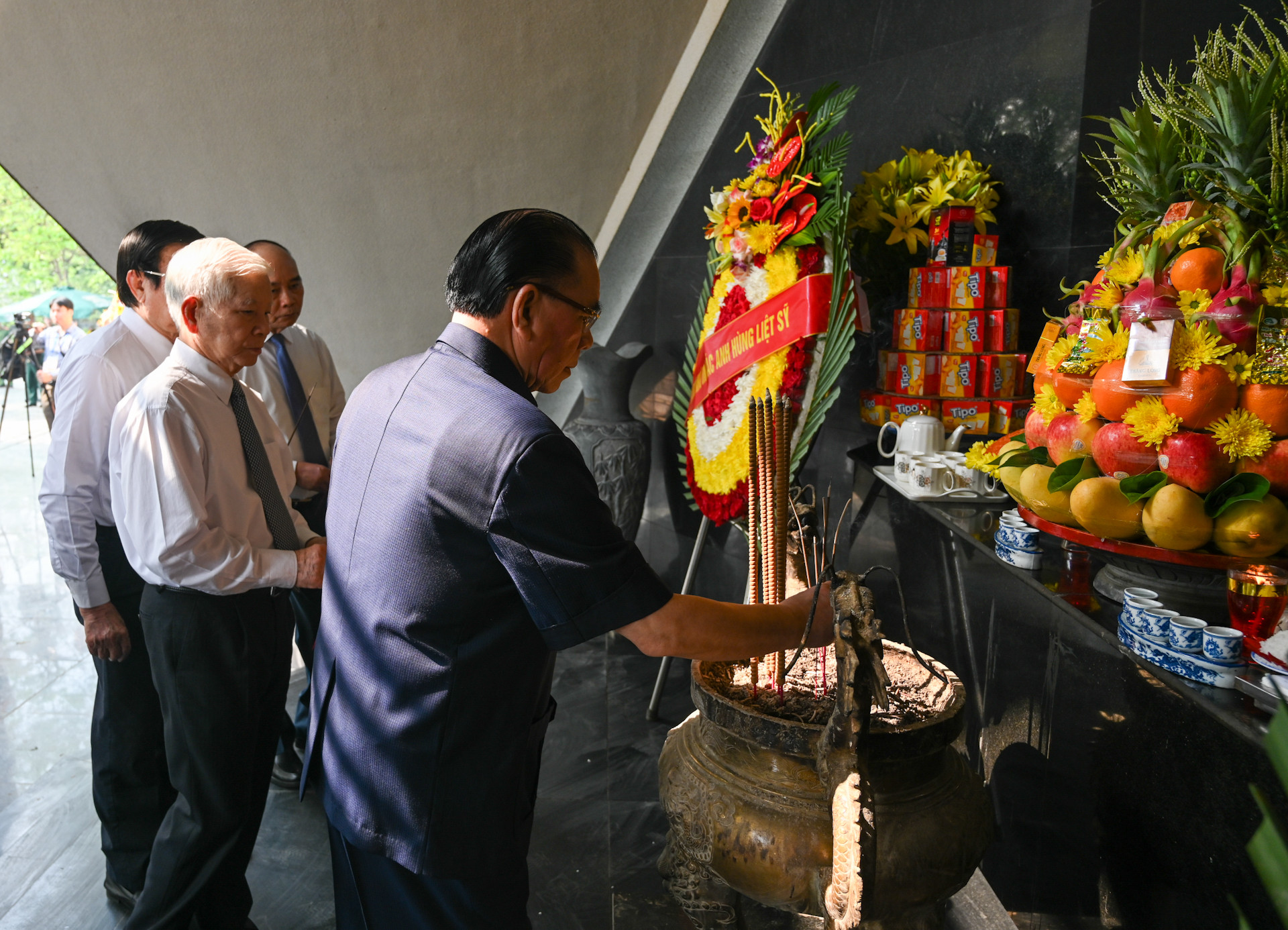 Nguyên Tổng Bí thư Nông Đức Mạnh dâng hương tưởng nhớ các Anh hùng liệt sĩ.