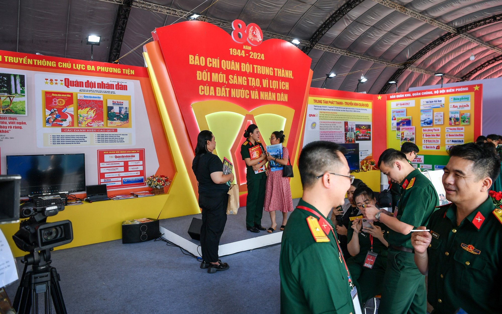 Gian trưng bày Khối báo chí Quân đội.