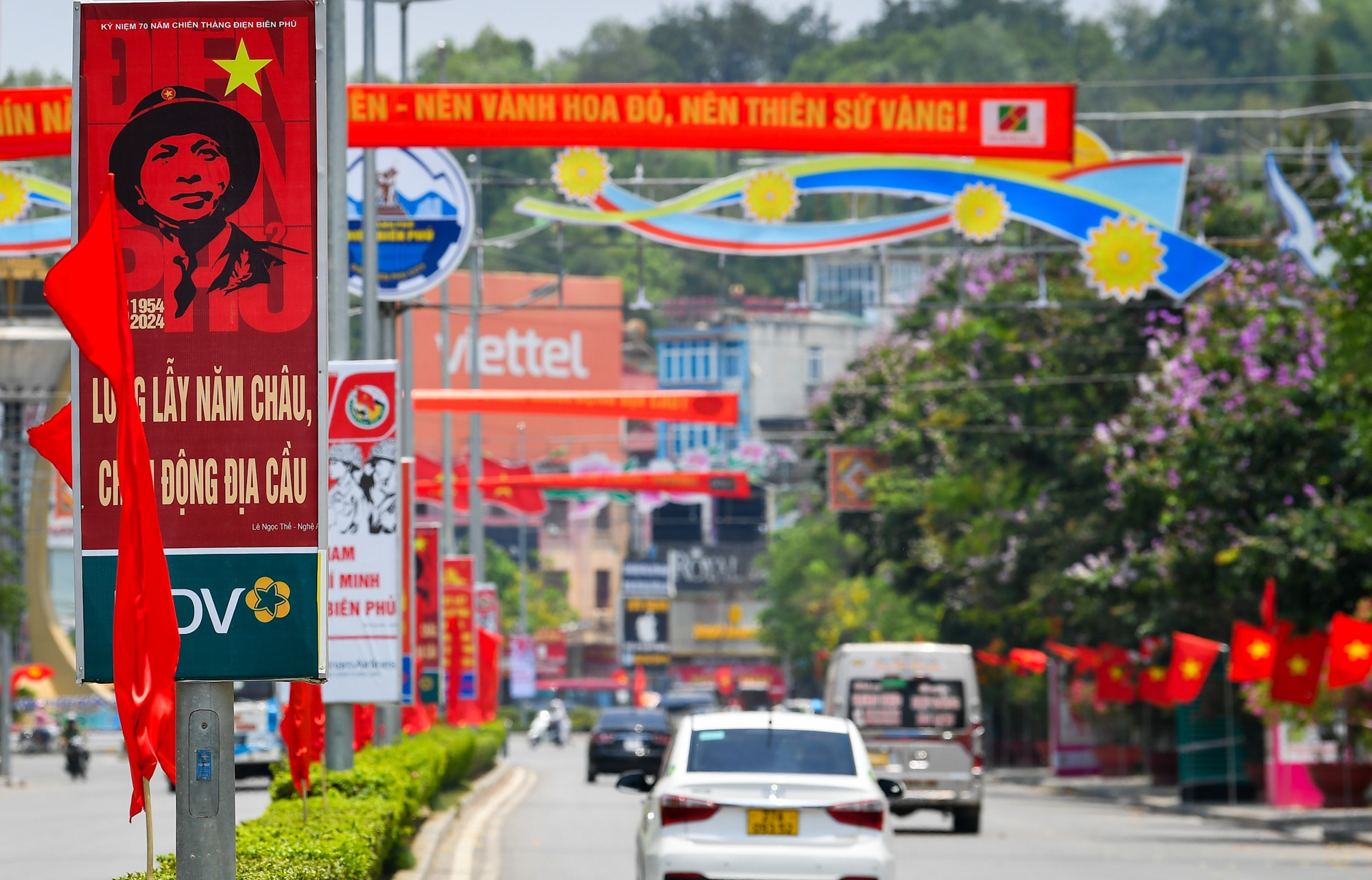 Dọc theo trục đường chính của thành phố - đường Võ Nguyên Giáp như sống dậy không khí vui mừng của 70 năm về trước khi quân và dân ta giành chiến thắng hoàn toàn trước quân đội viễn chinh Pháp.