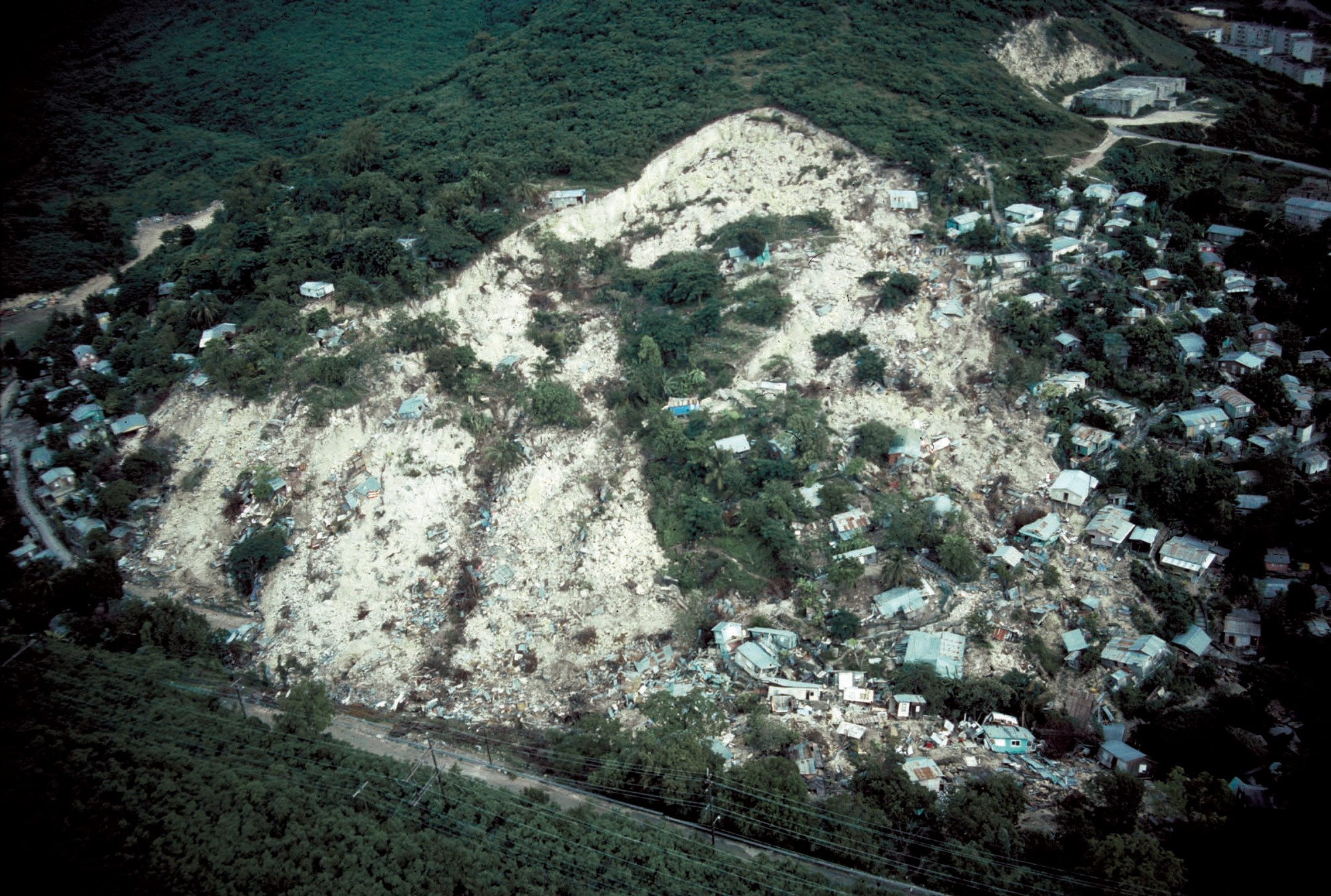 Vụ sạt lở kinh hoàng ở Puerto Rico năm 1985 đã phá hủy 120 ngôi nhà và cướp đi sinh mạng của ít nhất 129 người. (Ảnh: USGS)