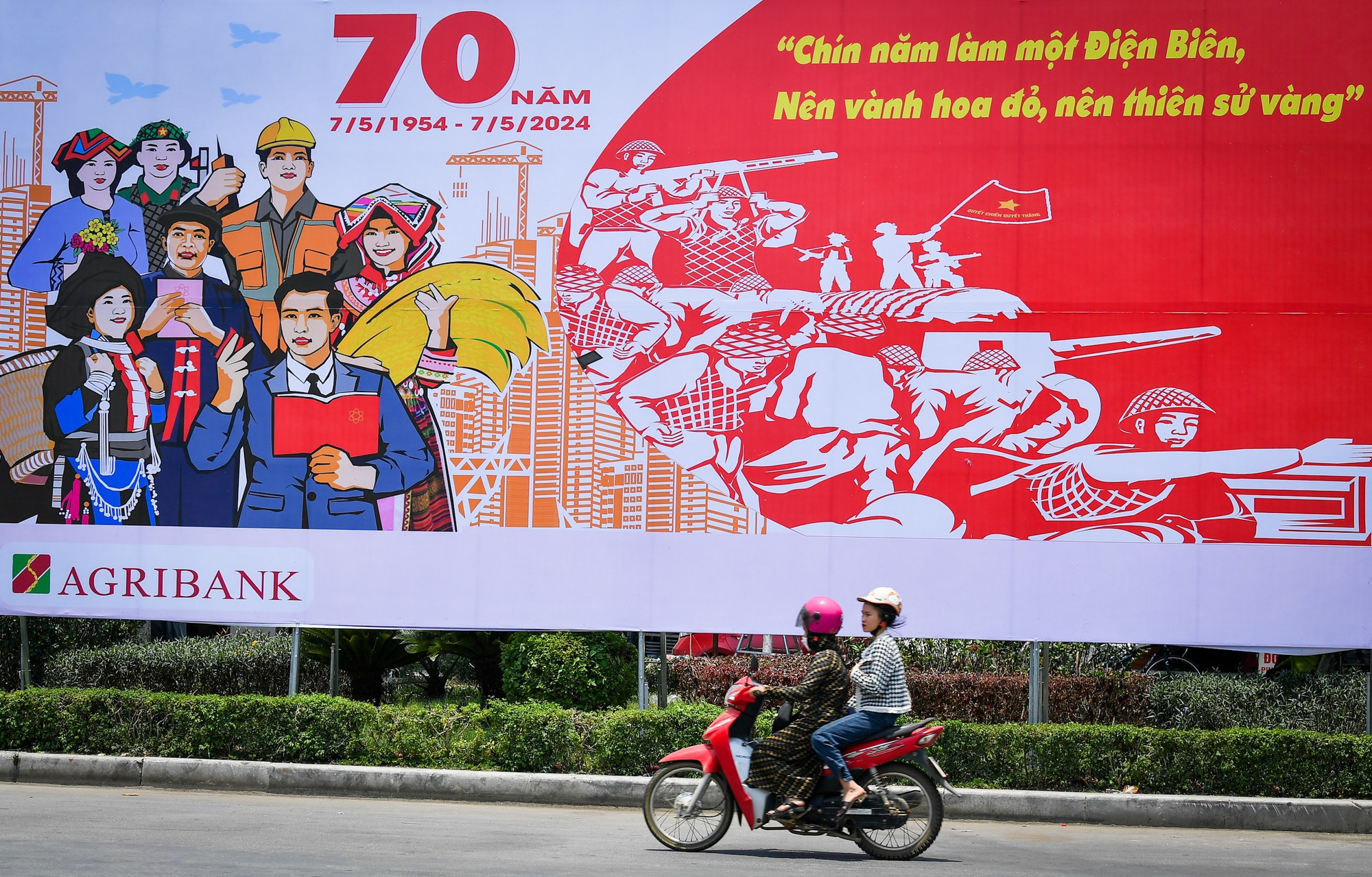 “Chín năm làm một Điện Biên/ Nên vành hoa đỏ nên thiên sử vàng”, hai câu thơ của nhà thơ Tố Hữu vẫn sáng mãi với thời gian, thể hiện tầm vóc thời đại về Chiến thắng Điện Biên Phủ - “thiên sử vàng” chói lọi trong lịch sử đấu tranh bảo vệ nền độc lập của dân tộc ta.