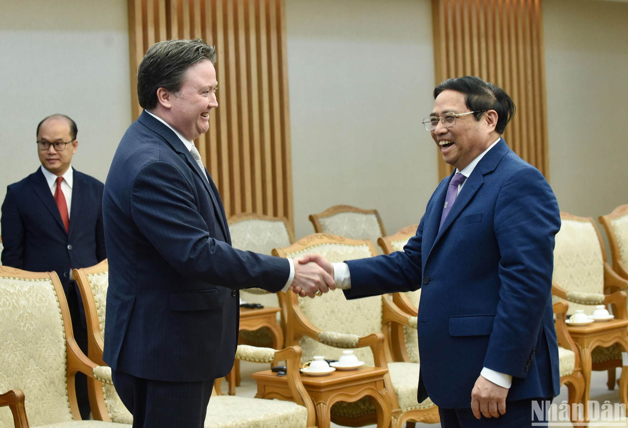 Thủ tướng Phạm Minh Chính đón các thành viên trong đoàn.