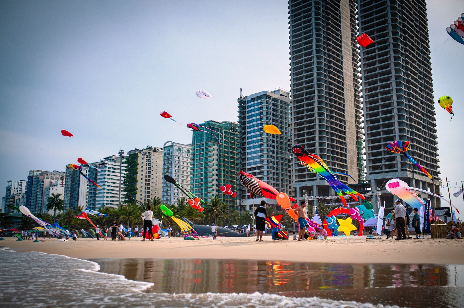 Tại bãi biển trước Công viên Biển Đông, hoạt động trình diễn thả diều nghệ thuật với gần 50 con diều lớn, nhỏ theo điệu nhạc do Câu lạc bộ Diều Đà Nẵng đã trở thành điểm check-in hấp dẫn cho người dân và du khách, đặc biệt là các bạn nhỏ.