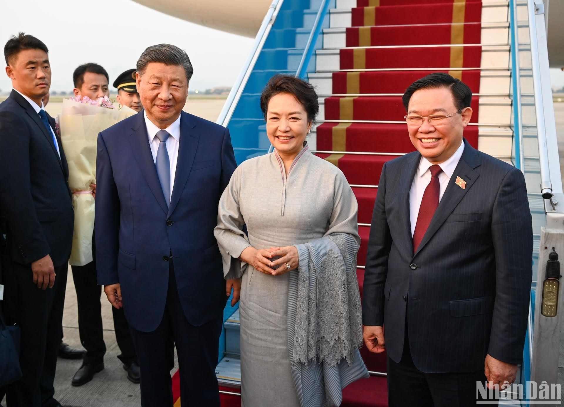 Chủ tịch Quốc hội Vương Đình Huệ chụp ảnh lưu niệm với Tổng Bí thư, Chủ tịch Trung Quốc Tập Cận Bình và Phu nhân.