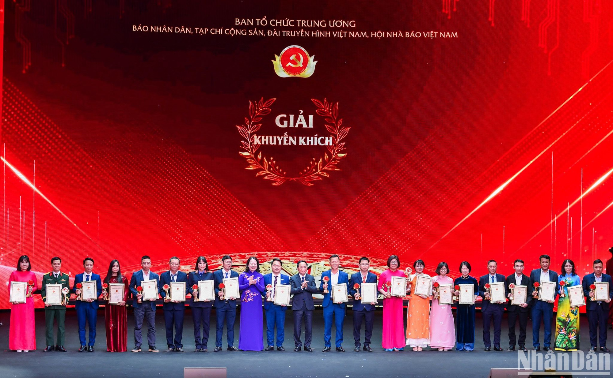 Đồng chí Thượng tướng Trịnh Văn Quyết, Bí thư Trung ương Đảng, Chủ nhiệm Tổng cục Chính trị Quân đội nhân dân Việt Nam và đồng chí Võ Thị Ánh Xuân, Ủy viên Trung ương Đảng, Phó Chủ tịch nước trao giải Khuyến khích cho các tác giả, đại diện nhóm tác giả. (Ảnh: THÀNH ĐẠT)