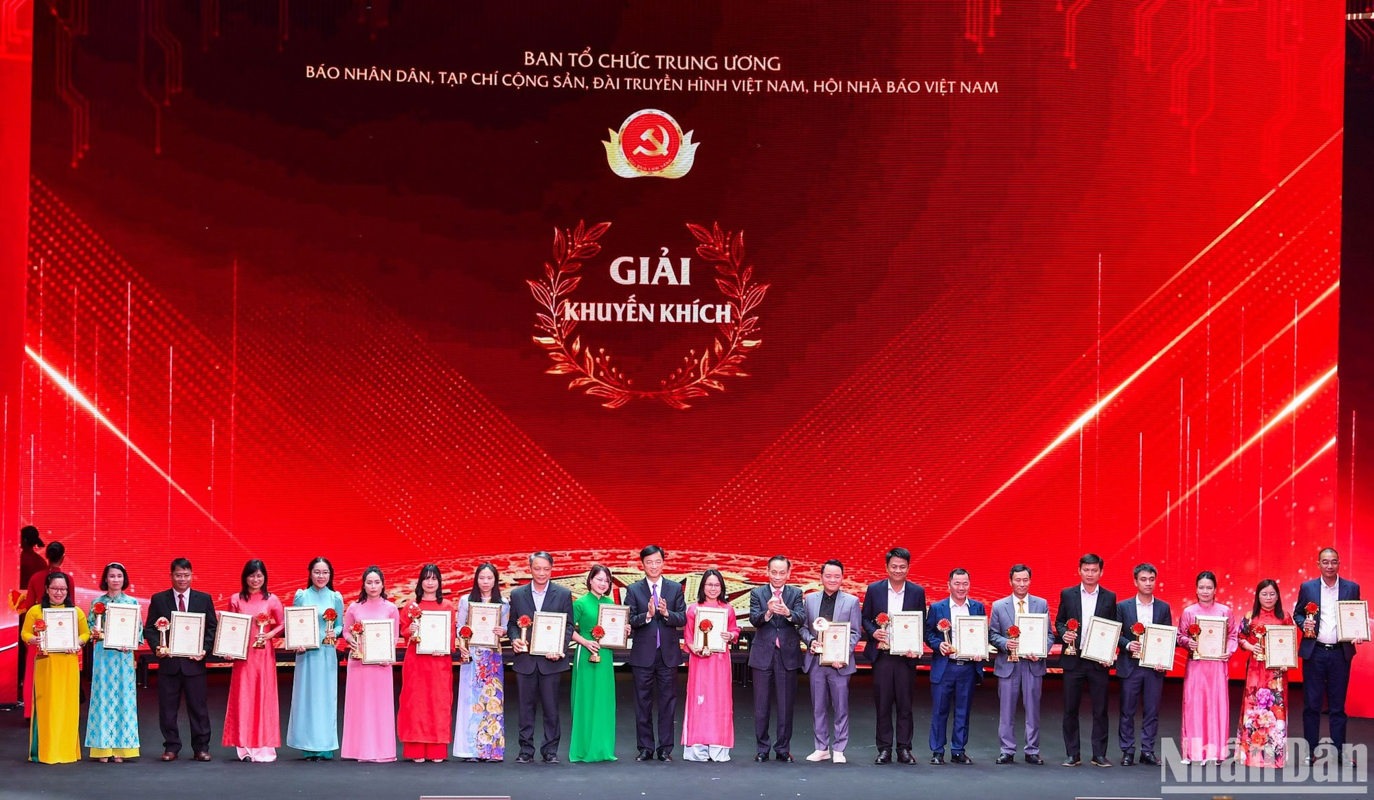 Đồng chí Nguyễn Duy Ngọc, Bí thư Trung ương Đảng, Chánh Văn phòng Trung ương Đảng và đồng chí Lê Hoài Trung, Bí thư Trung ương Đảng, Trưởng Ban Đối ngoại Trung ương trao giải Khuyến khích cho các tác giả, đại diện nhóm tác giả.