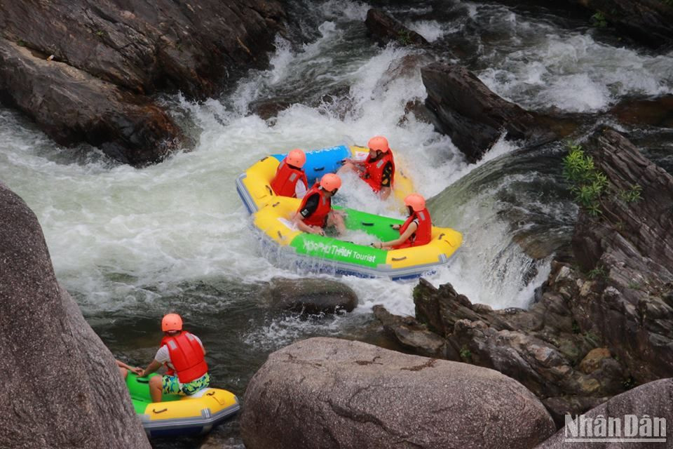 Trượt thác là trải nghiệm không thể bỏ qua ở Hòa Phú Thành.