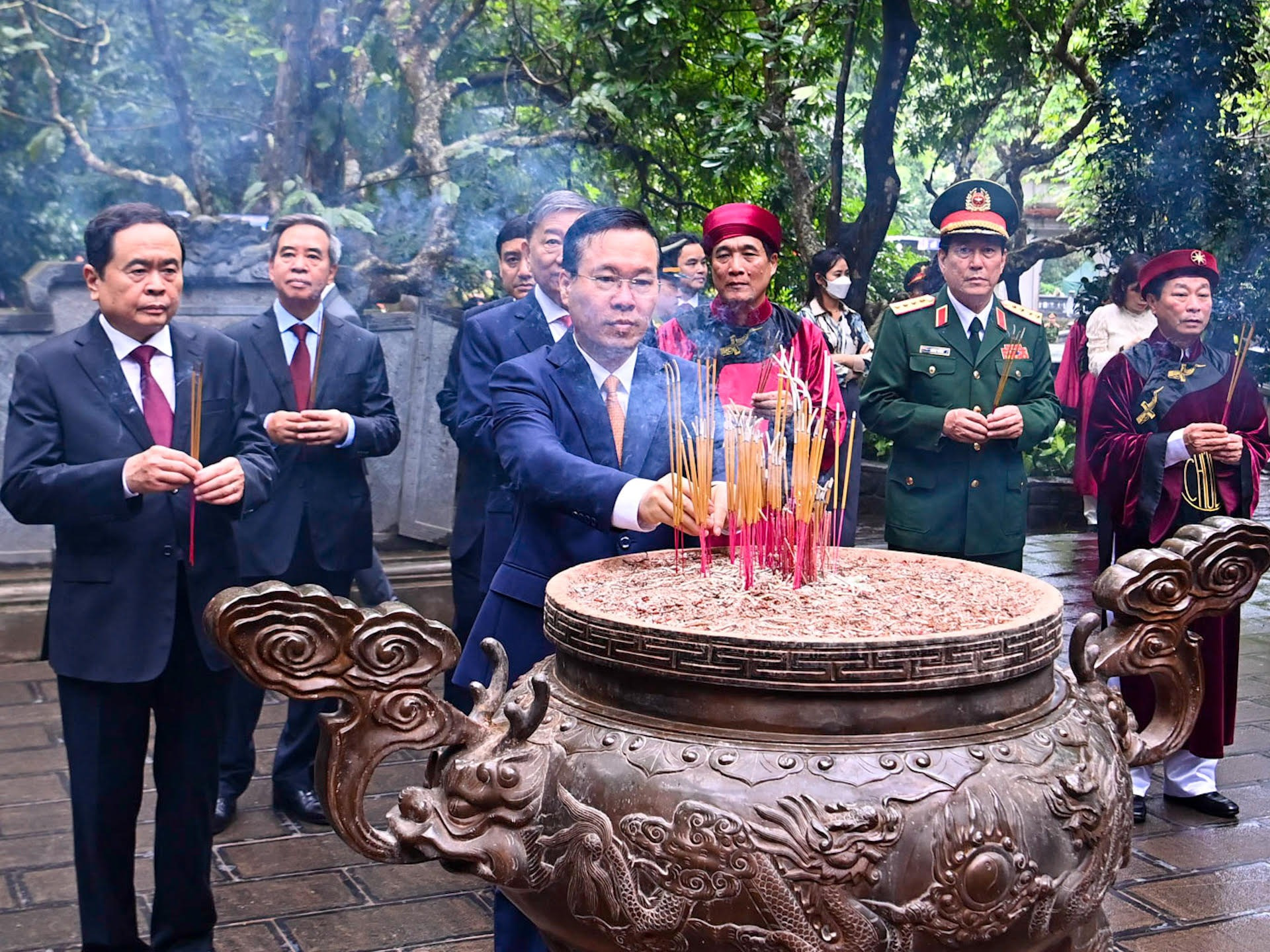 Chủ tịch nước Võ Văn Thưởng dâng hương tưởng niệm các Vua Hùng tại đền Giếng.