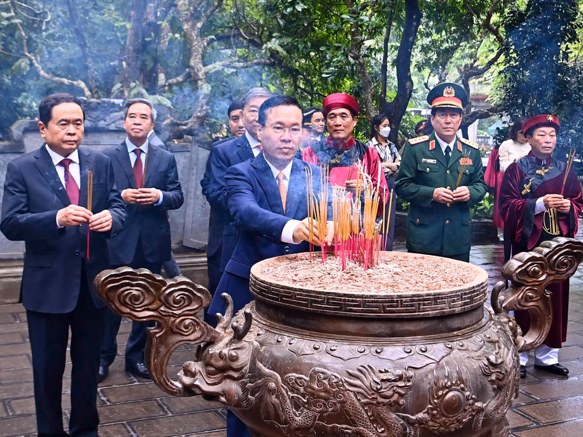 Chủ tịch nước Võ Văn Thưởng dâng hương tưởng niệm các Vua Hùng tại đền Giếng.