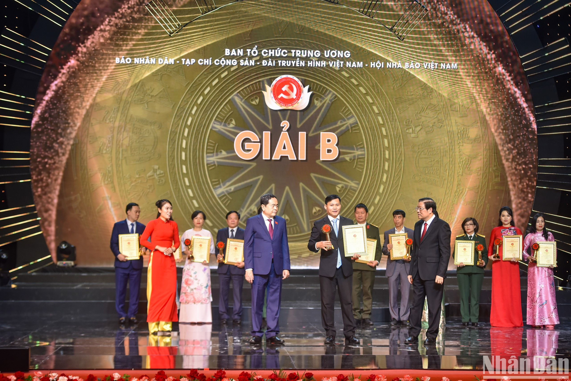 Phóng viên Nguyễn Đăng Khoa đại diện nhóm tác giả nhận giải B tại Lễ trao giải. (Ảnh: NHẬT QUANG)