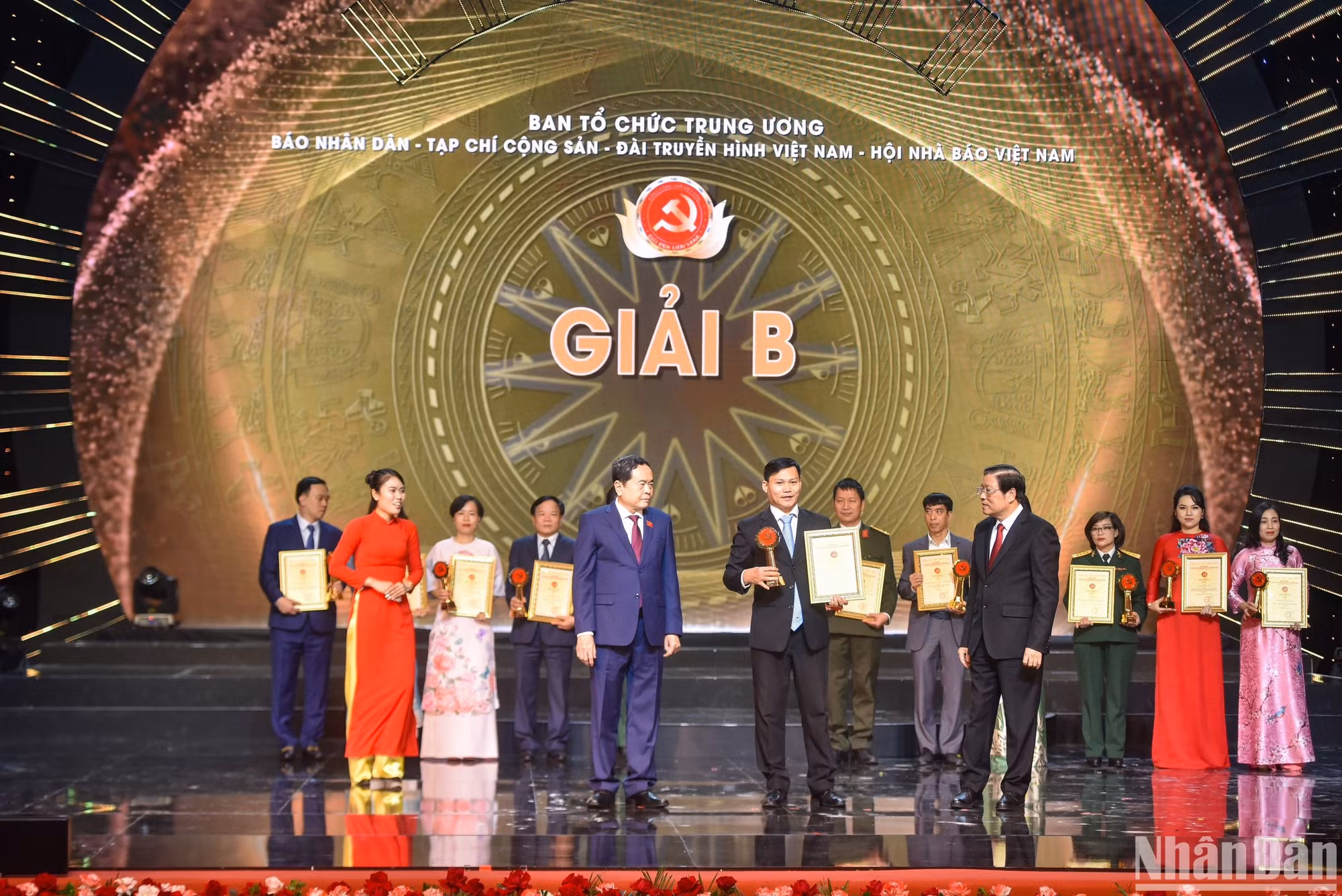 Phóng viên Nguyễn Đăng Khoa đại diện nhóm tác giả nhận giải B tại Lễ trao giải. (Ảnh: NHẬT QUANG)