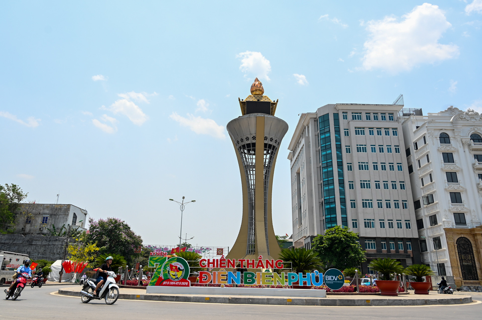 Pano chào mừng Kỷ niệm 70 năm Chiến thắng Điện Biên Phủ nổi bật, thu hút ánh nhìn tại khu vực nút giao thông trung tâm thành phố ngay dưới chân Tượng đài Chiến thắng Điện Biên Phủ.