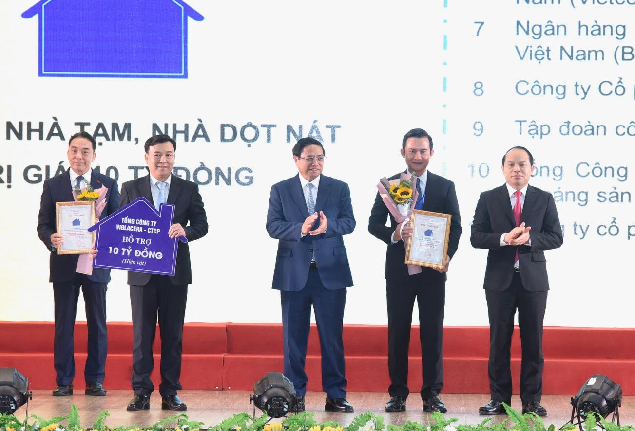 Thủ tướng Phạm Minh Chính và Bí thư Tỉnh ủy Lạng Sơn Nguyễn Quốc Đoàn trao chứng nhận cho các nhà tài trợ chương trình xoá nhà tạm, nhà dột nát trên địa bàn tỉnh Lạng Sơn. Thủ tướng Phạm Minh Chính và Bí thư Tỉnh ủy Lạng Sơn Nguyễn Quốc Đoàn trao chứng nhận cho các nhà tài trợ chương trình xoá nhà tạm, nhà dột nát trên địa bàn tỉnh Lạng Sơn.