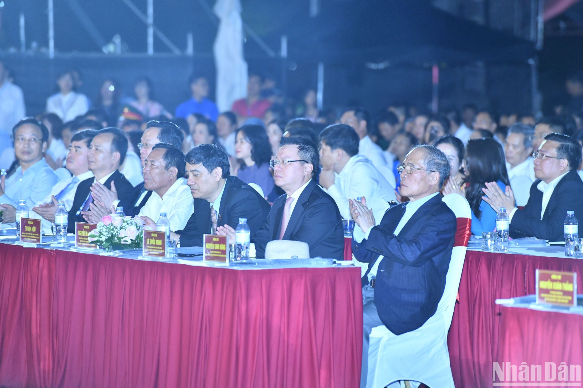 Các đồng chí lãnh đạo, nguyên lãnh đạo Đảng, Nhà nước tham dự chương trình.