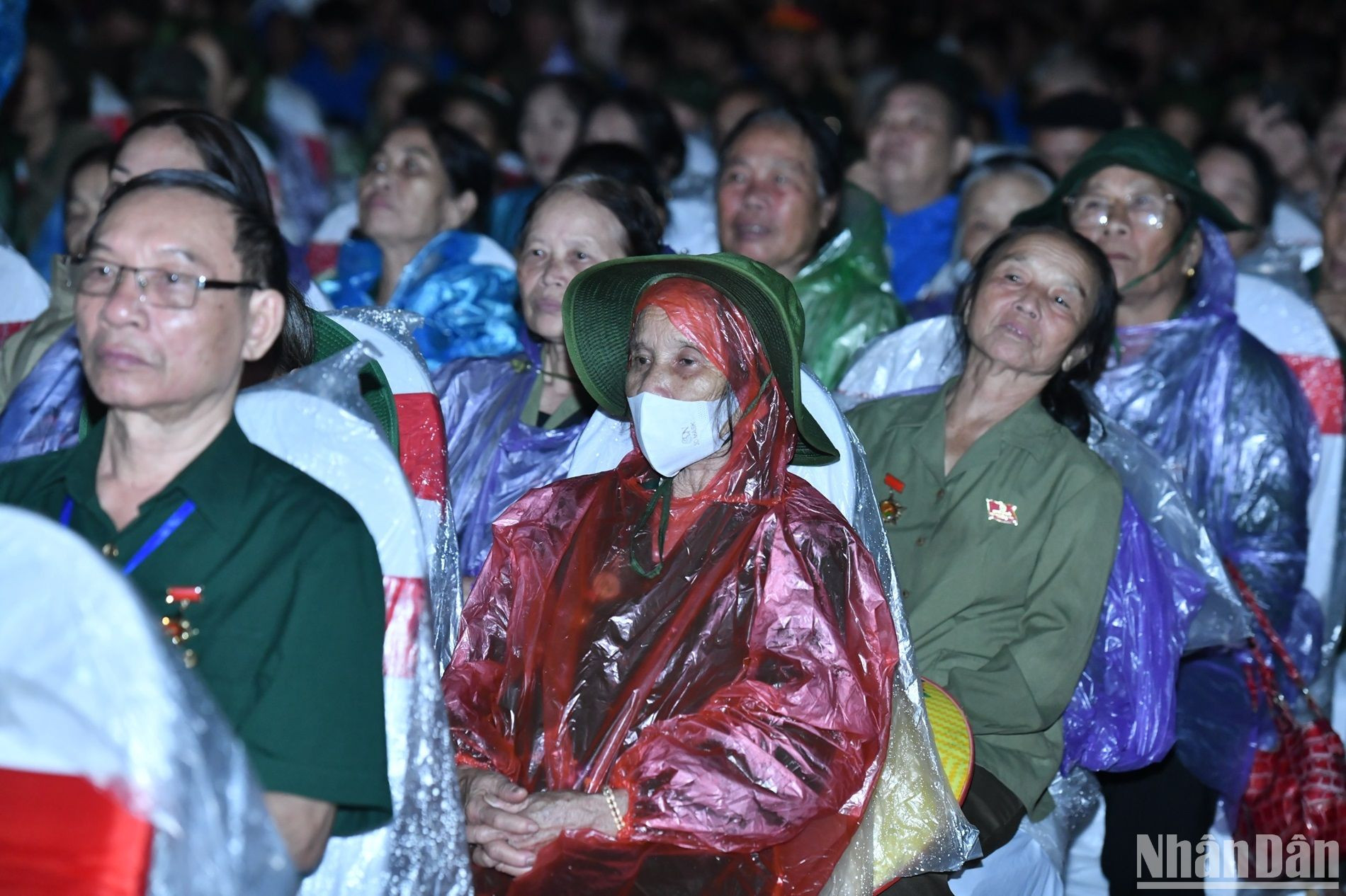 Thân nhân các liệt sĩ thanh niên xung phong Truông Bồn, các nhân chứng lịch sử, cựu thanh niên xung phong... đã không quản ngại thời tiết mưa gió về tham dự chương trình để tri ân các anh hùng liệt sĩ đã anh dũng hy sinh vì độc lập, tự do của Tổ quốc.
