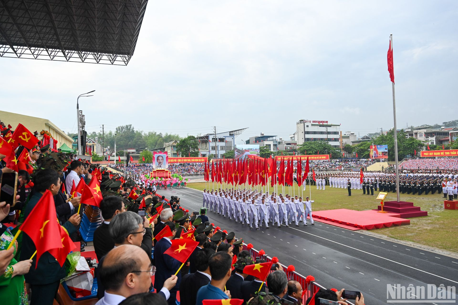 Khối Cờ Đảng, Cờ Tổ quốc tiến vào Lễ đài.