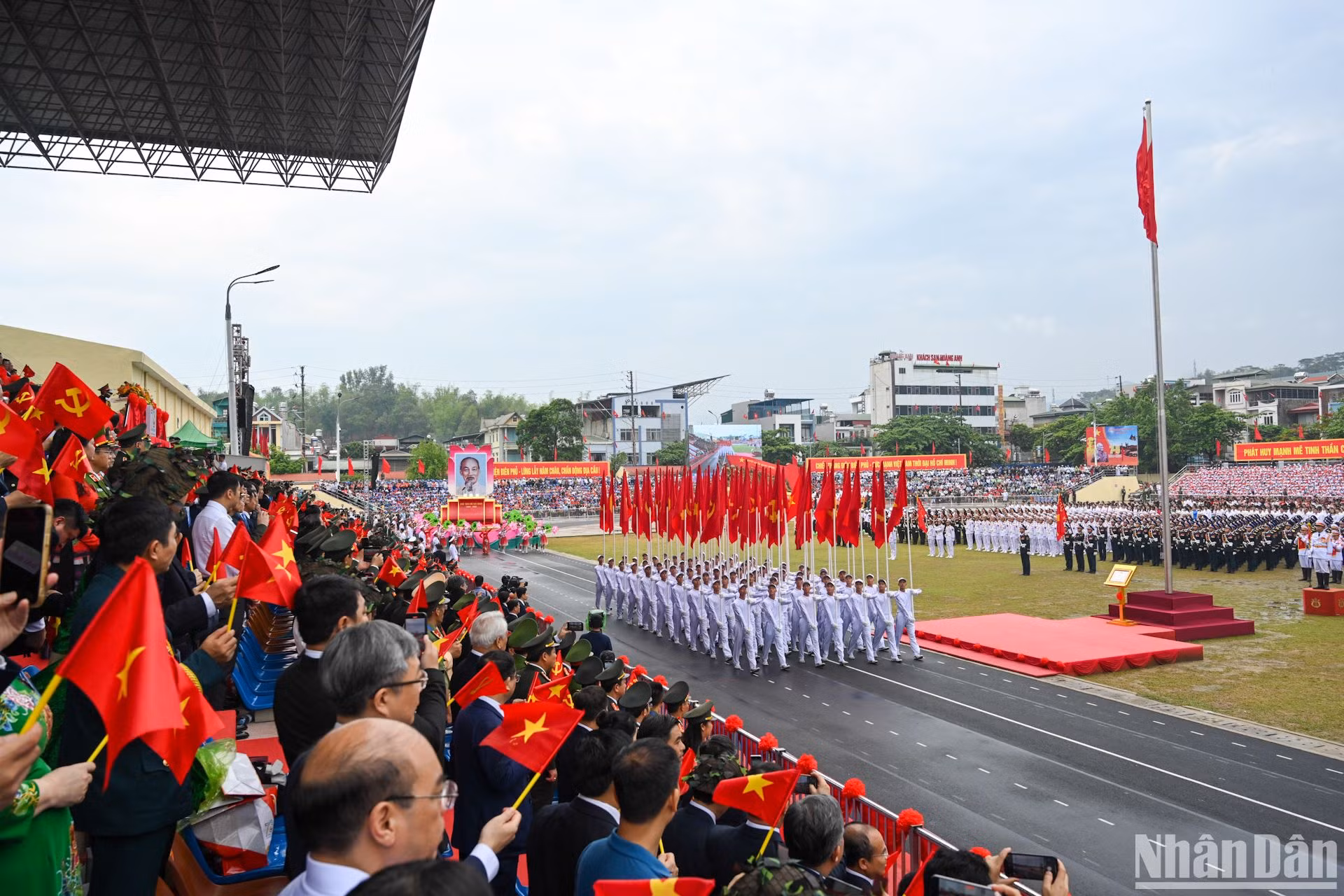 Khối Cờ Đảng, Cờ Tổ quốc tiến vào Lễ đài.