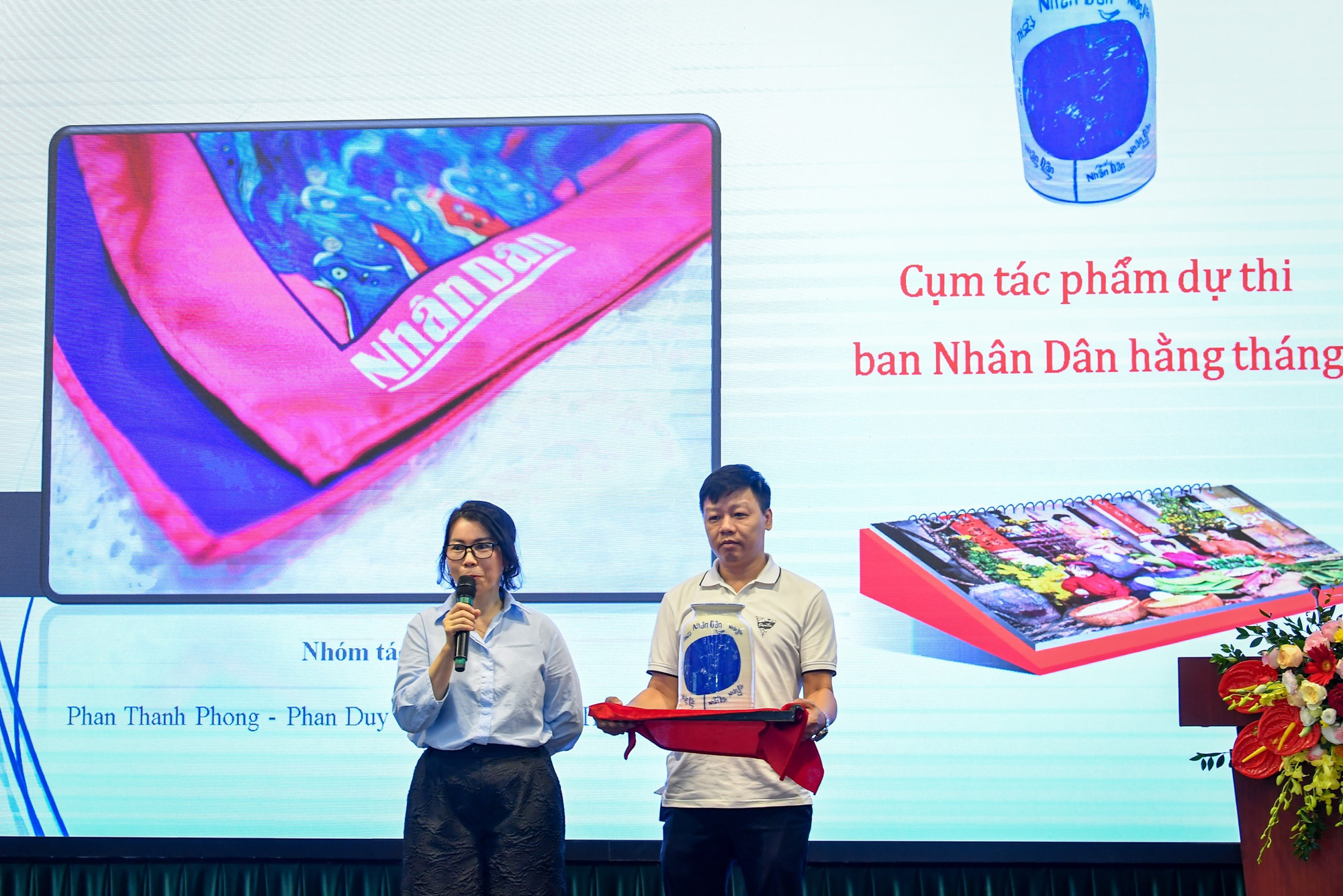 Nhà báo Phan Thanh Phong, Trưởng Ban Nhân Dân hằng tháng thuyết trình về ý tưởng: “Nhóm tác phẩm lưu niệm mang dấu ấn Nhân Dân 2023-2024” cùng “Nhóm sản phẩm về ý tưởng chủ đề và thực hiện thiết kế Bộ Lịch bàn 2024 cùng các hình ảnh phụ trợ trên bao bì, túi xách, bao lì xì, thiếp năm mới”.