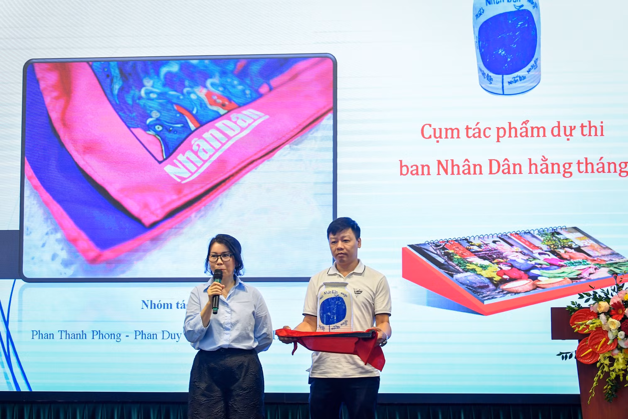 Nhà báo Phan Thanh Phong, Trưởng Ban Nhân Dân hằng tháng thuyết trình về ý tưởng: “Nhóm tác phẩm lưu niệm mang dấu ấn Nhân Dân 2023-2024” cùng “Nhóm sản phẩm về ý tưởng chủ đề và thực hiện thiết kế Bộ Lịch bàn 2024 cùng các hình ảnh phụ trợ trên bao bì, túi xách, bao lì xì, thiếp năm mới”.