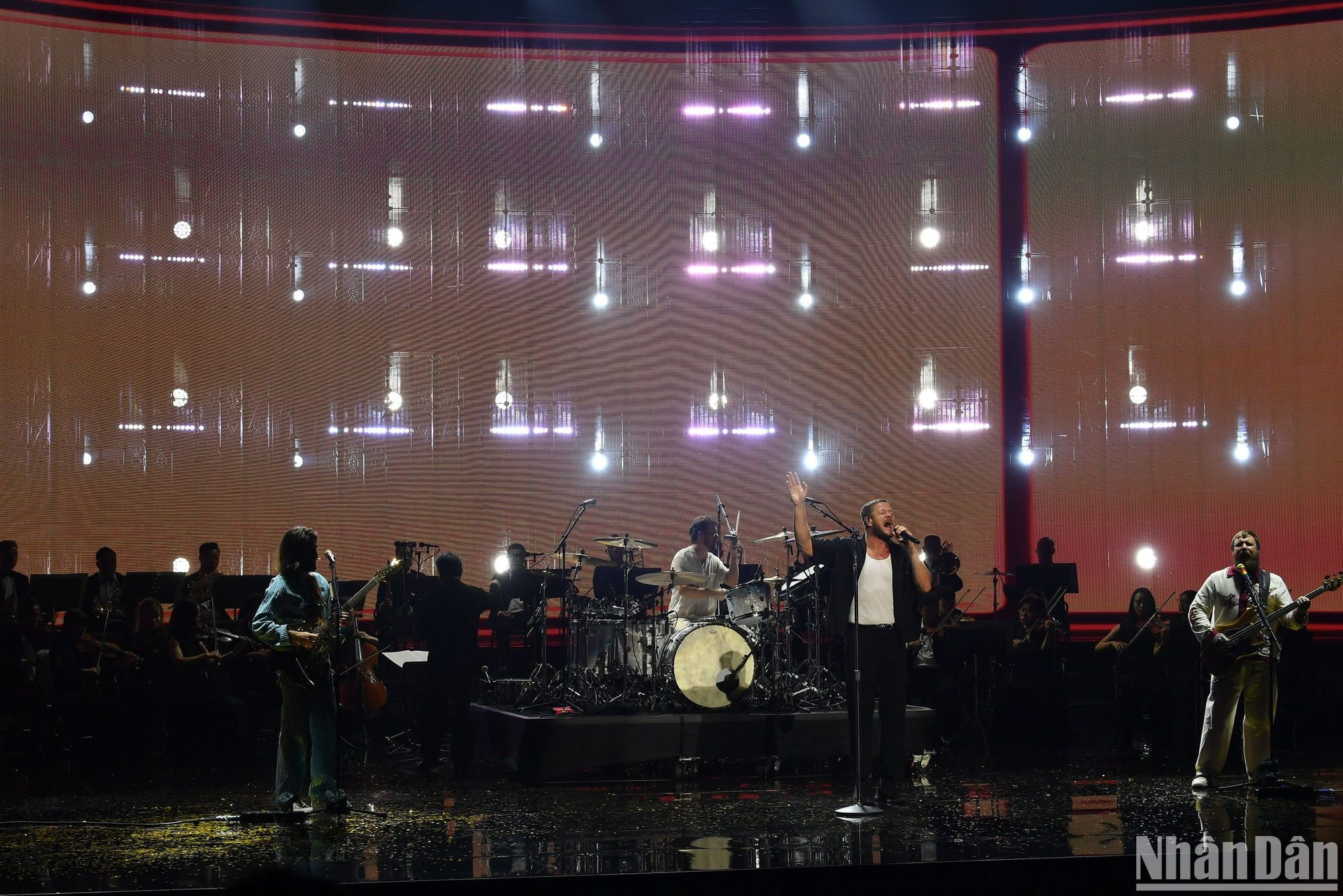 Lễ trao giải VinFuture 2024 khép lại bằng ca khúc "Walking the Wire" do nhóm nhạc quốc tế Imagine Dragons cùng dàn nhạc giao hưởng quốc gia Việt Nam thể hiện. (Ảnh: THÀNH ĐẠT)