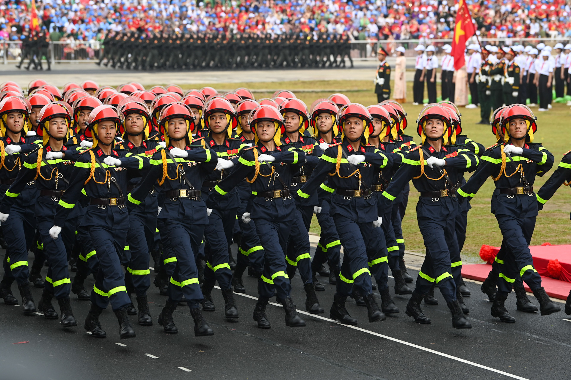Khối nam sĩ quan Cảnh sát Phòng cháy, chữa cháy và cứu nạn, cứu hộ.