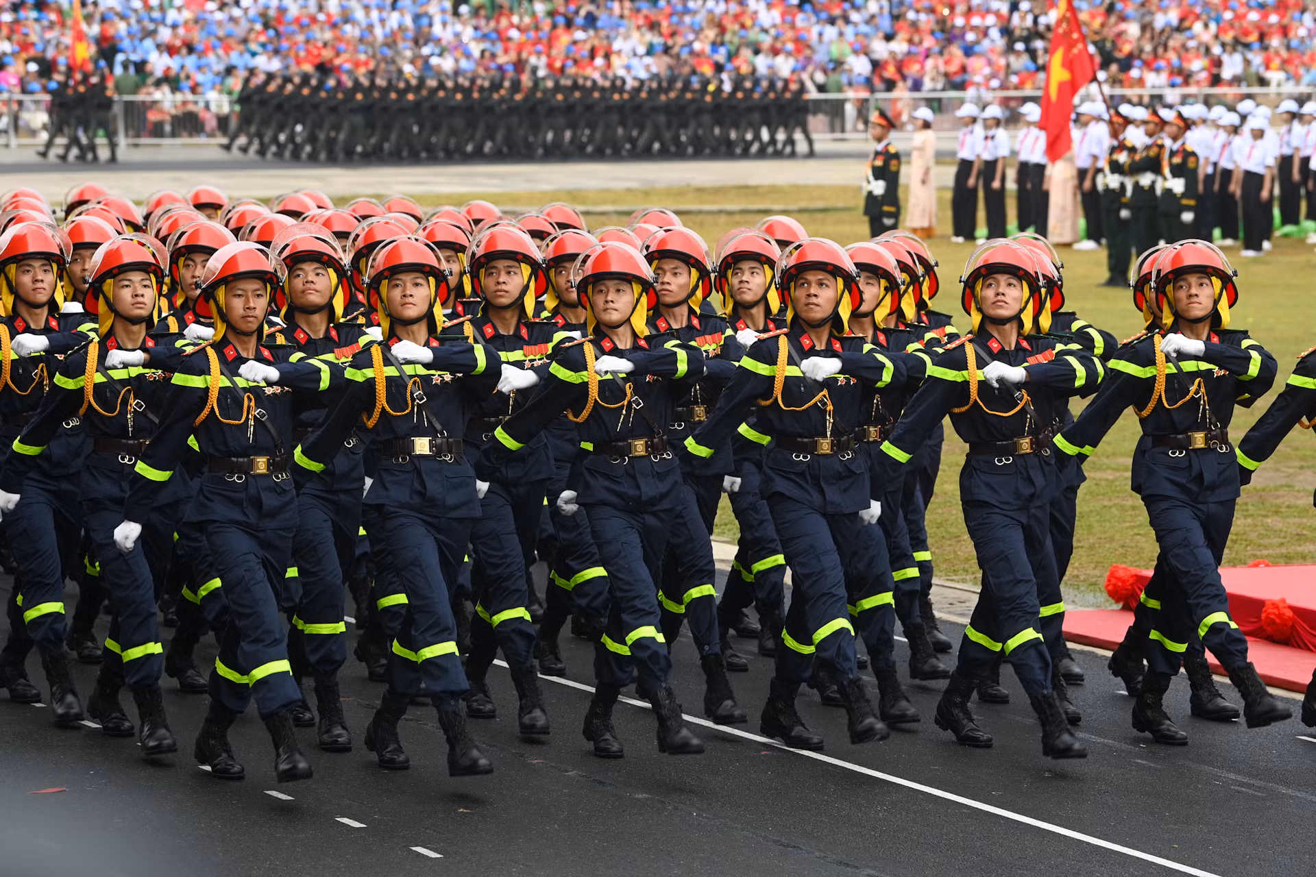 Khối nam sĩ quan Cảnh sát Phòng cháy, chữa cháy và cứu nạn, cứu hộ.