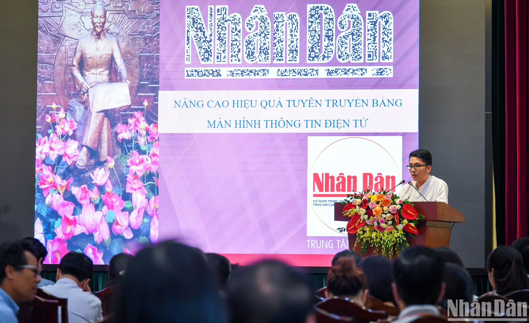 Đại diện Trung tâm Thông tin Báo Nhân Dân thuyết trình sáng kiến "Nâng cao hiệu quả tuyên truyền bằng màn hình Thông tin điện tử".