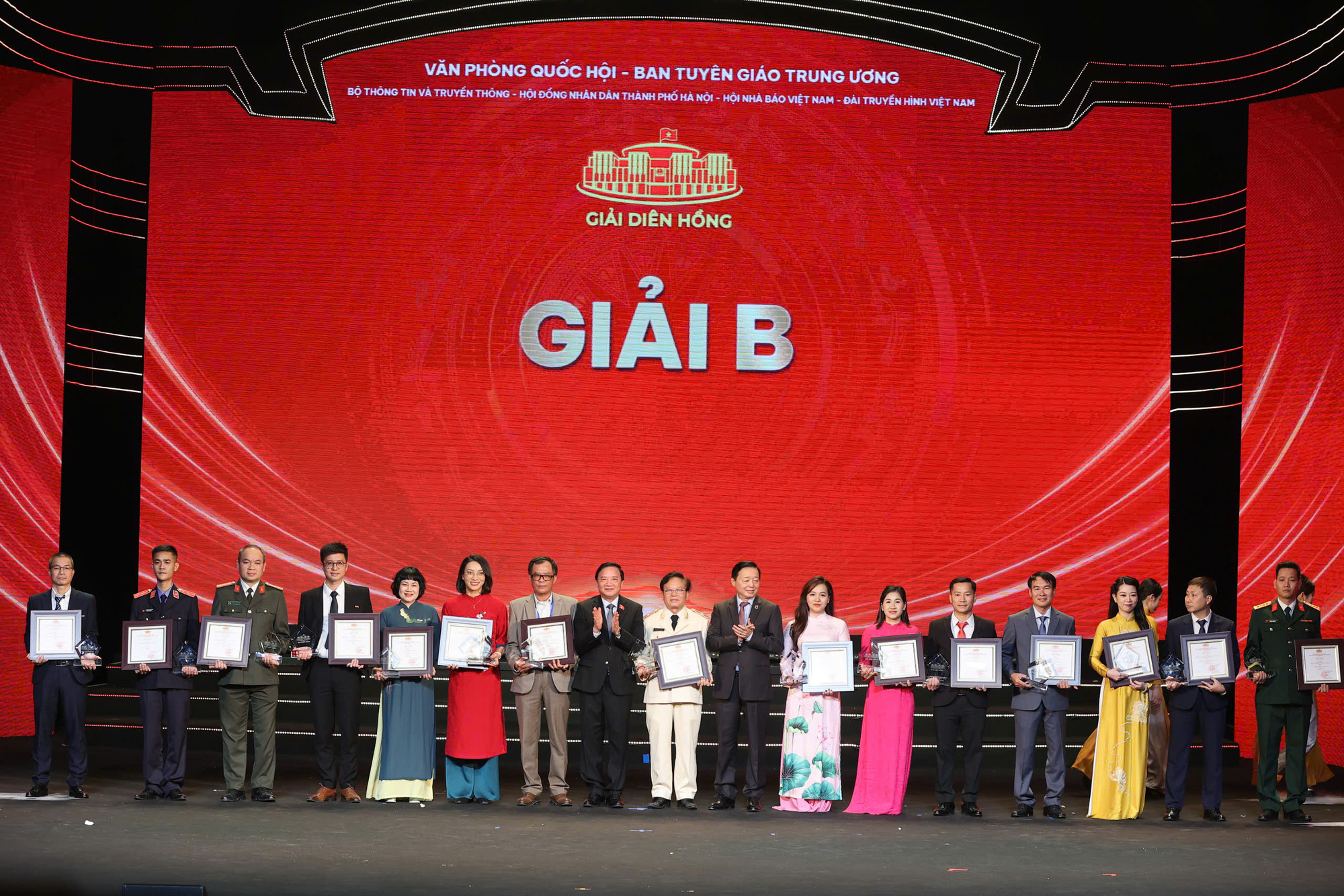 Phó Thủ tướng Chính phủ Trần Hồng Hà và Phó Chủ tịch Quốc hội Nguyễn Khắc Định trao cúp và chứng nhận cho các tác giả đoạt giải B.