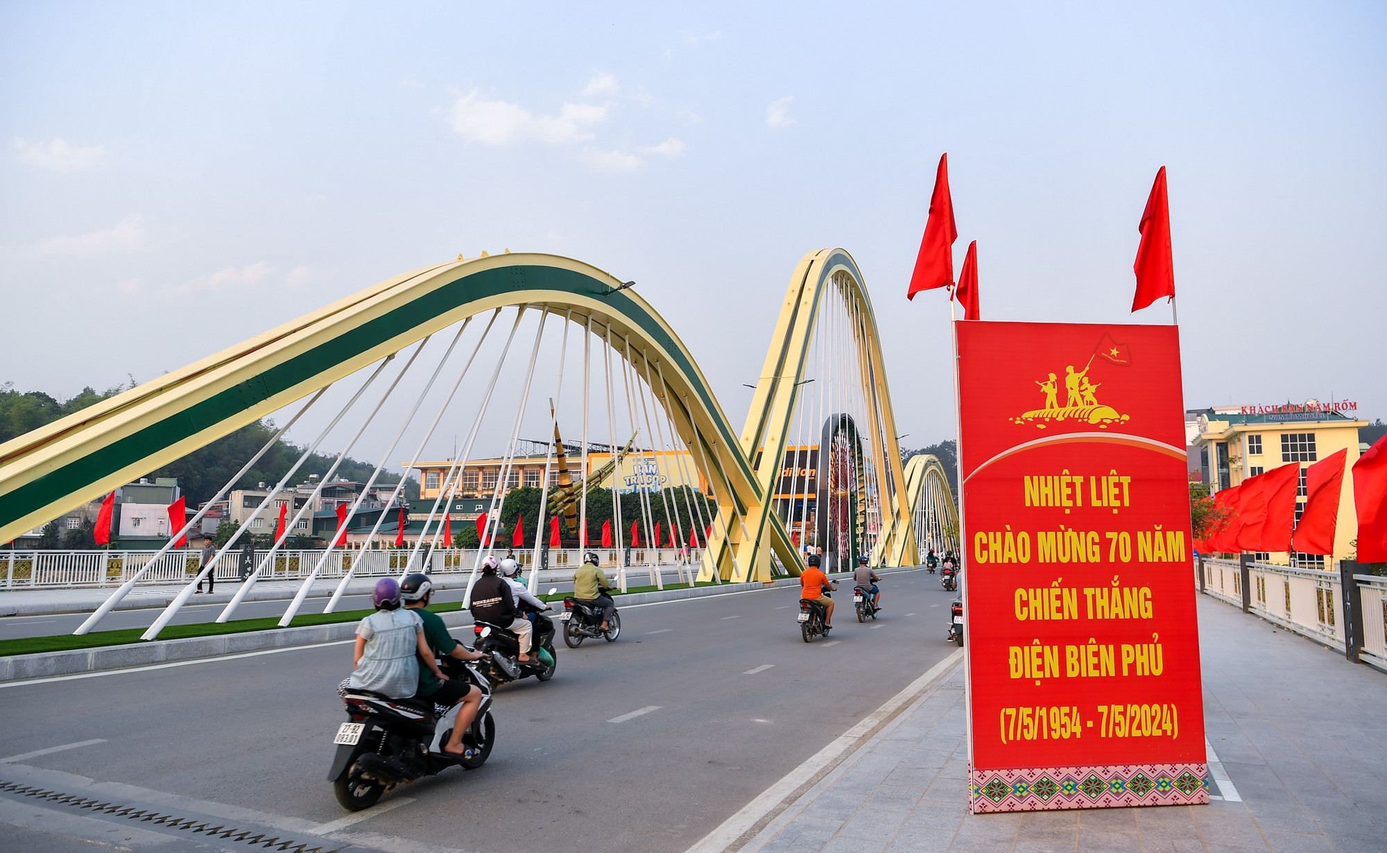 Khu vực cầu Thanh Bình được trang hoàng lộng lẫy, ngập tràn sắc đỏ.