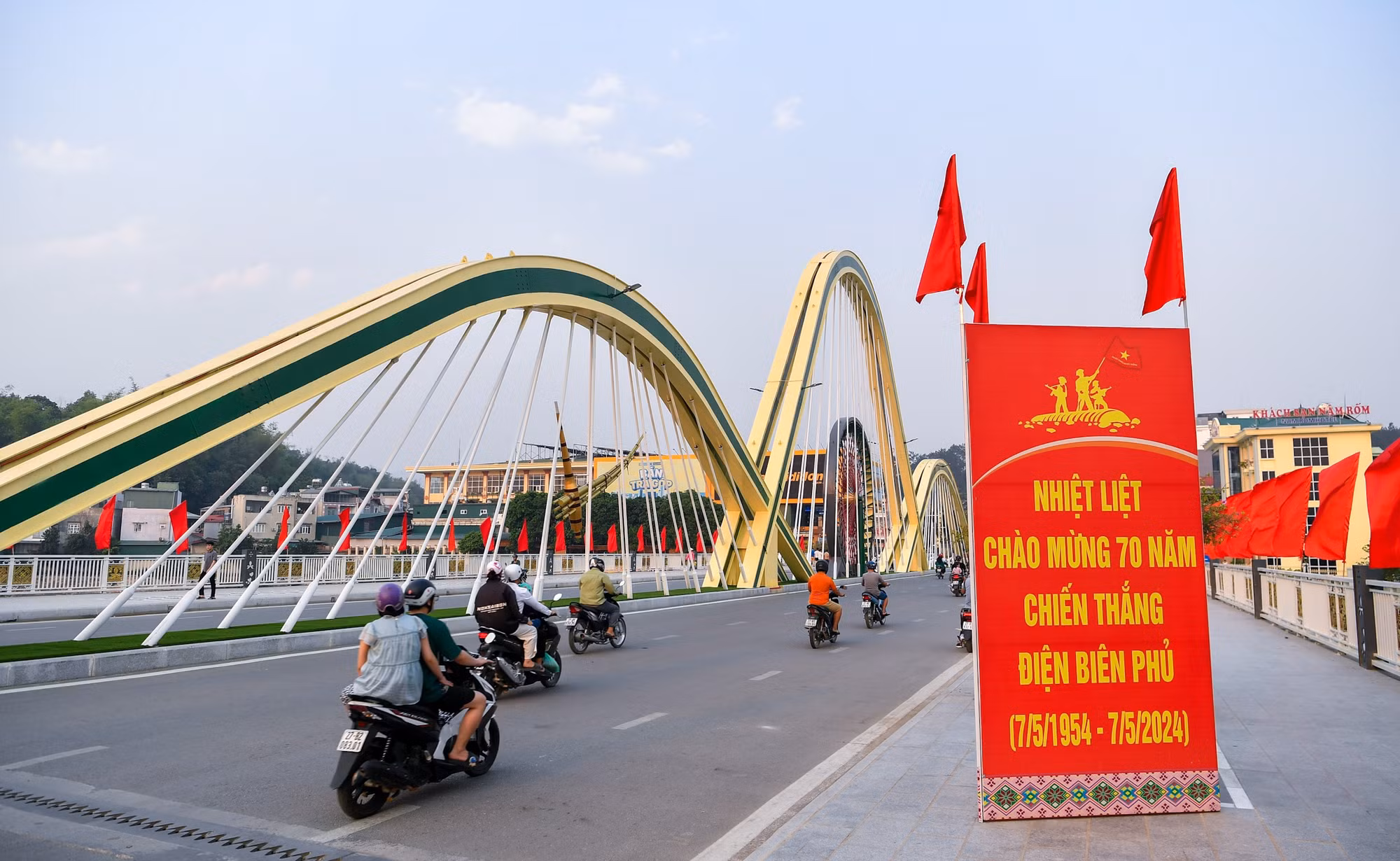 Khu vực cầu Thanh Bình được trang hoàng lộng lẫy, ngập tràn sắc đỏ.