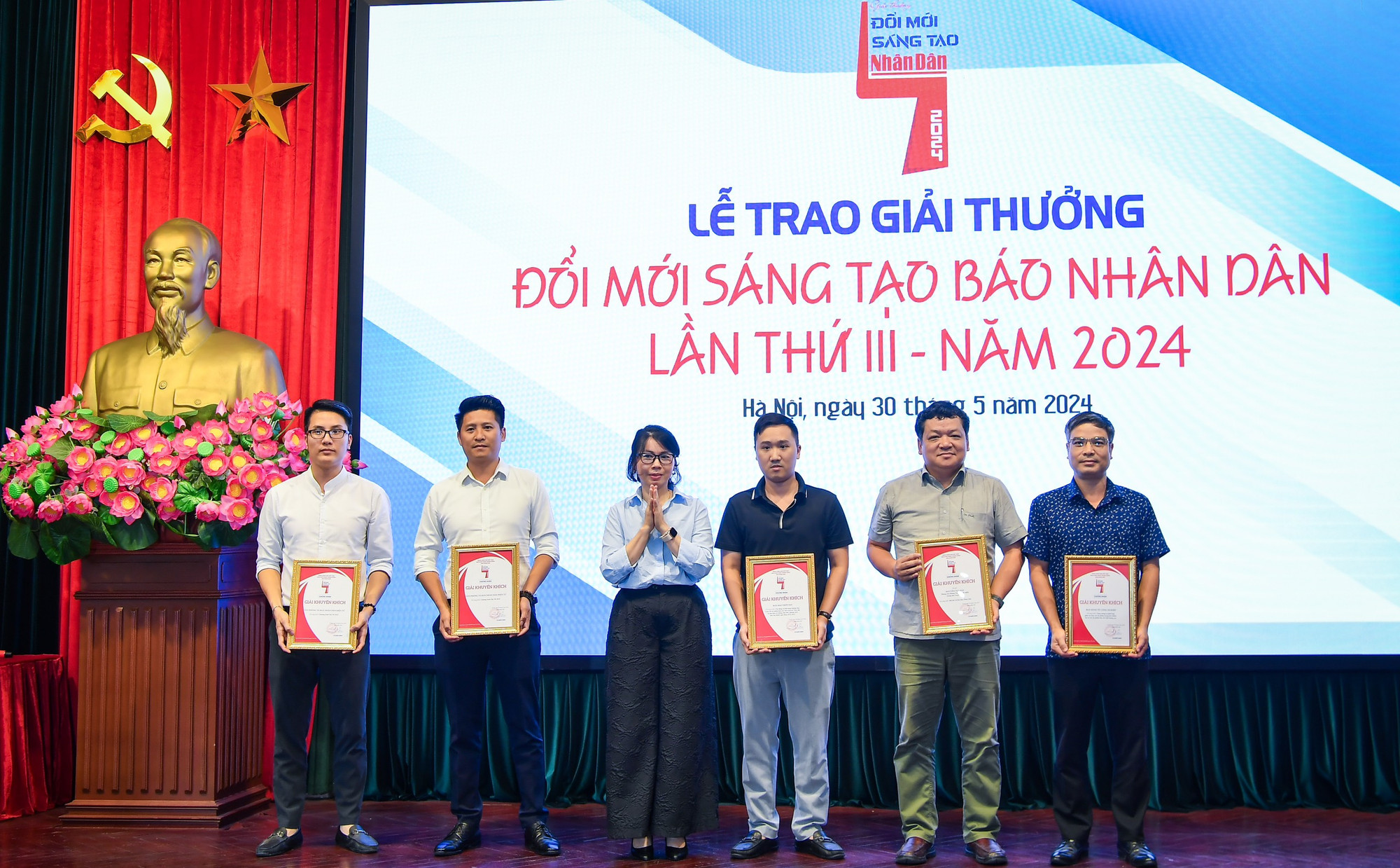 Đồng chí Phan Thanh Phong, Trưởng Ban Nhân Dân hằng tháng, Phó Chủ tịch Liên chi hội nhà báo Báo Nhân Dân trao giải Khuyến khích cho đại diện các đơn vị, nhóm tác giả.