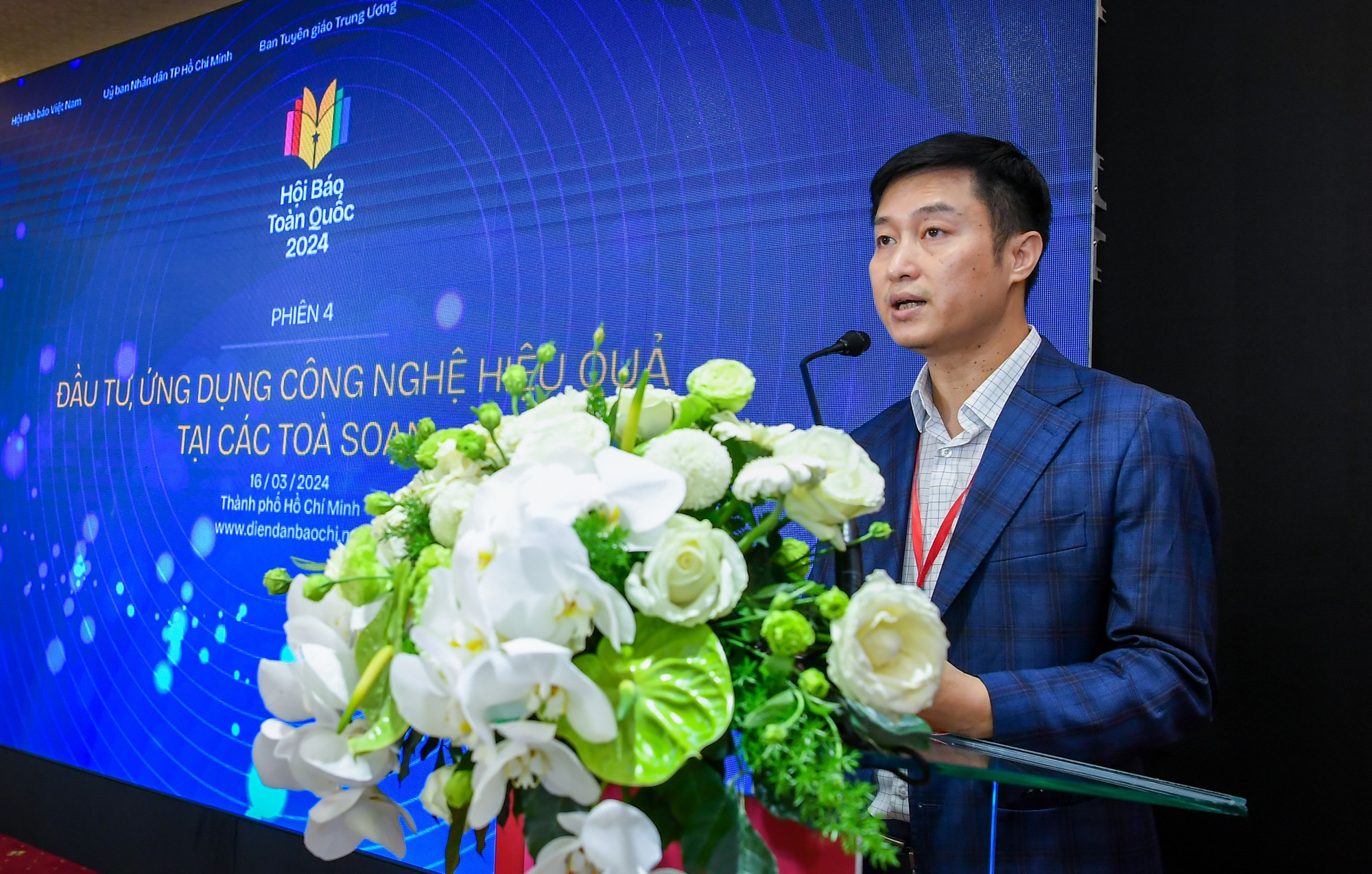 Ông Nguyễn Hoàng Nhật, Phó Tổng Biên tập Báo điện tử VietnamPlus điều phối phiên thảo luận.