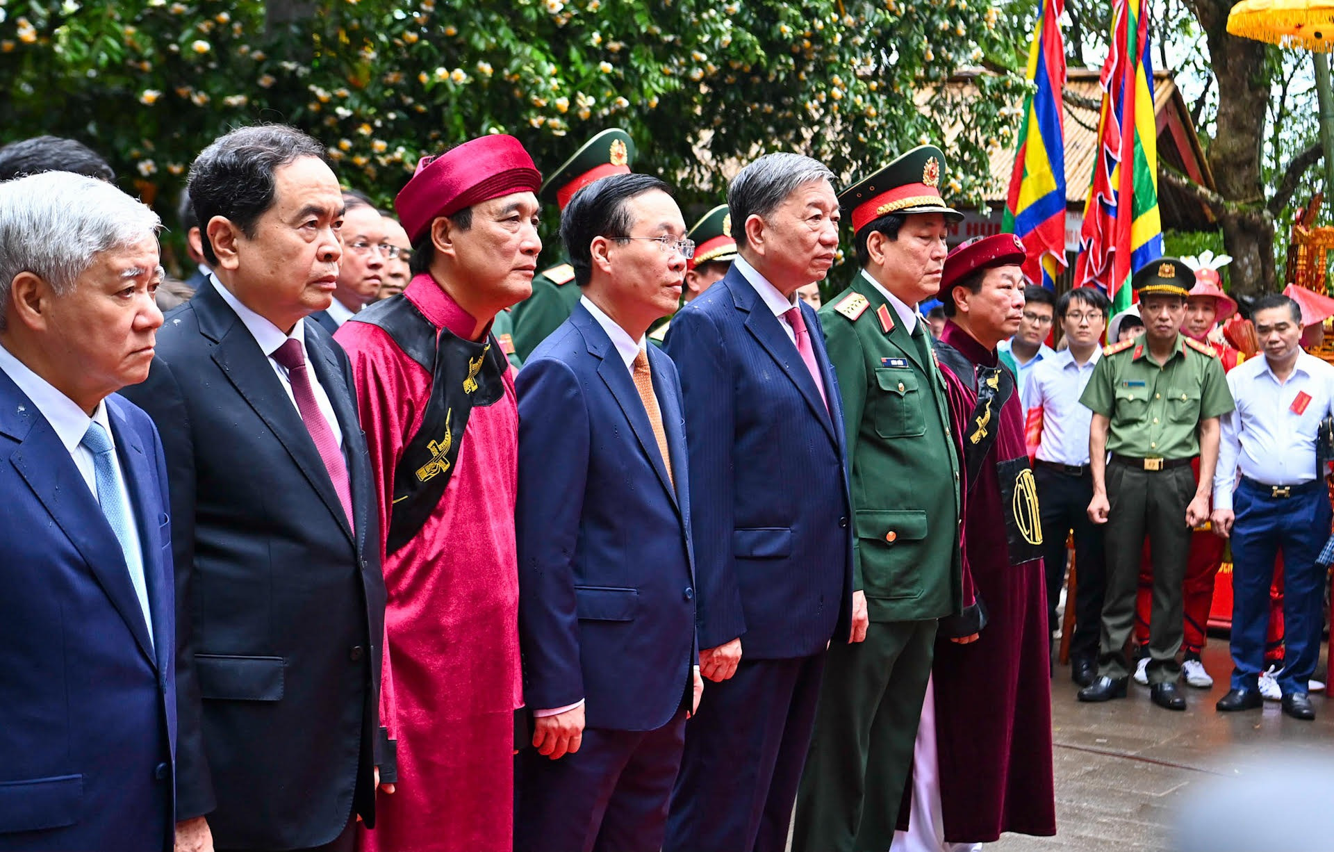 Chủ tịch nước Võ Văn Thưởng cùng các đồng chí lãnh đạo Đảng, Nhà nước thành kính tưởng niệm, tri ân công đức các Vua Hùng.