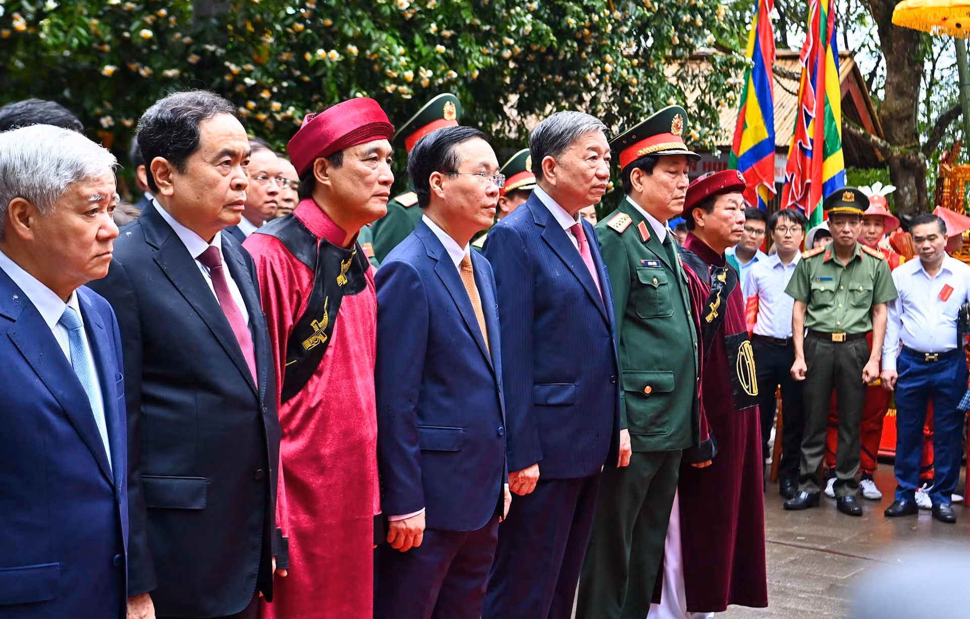 Chủ tịch nước Võ Văn Thưởng cùng các đồng chí lãnh đạo Đảng, Nhà nước thành kính tưởng niệm, tri ân công đức các Vua Hùng.