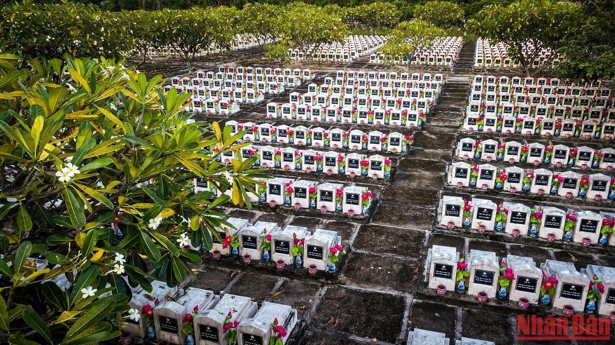 Đến nghĩa trang liệt sĩ Dốc Bà Đắc vào những ngày cuối tháng 7 lịch sử, chúng tôi đứng lặng giữa mênh mông gió chiều. Ngút tầm mắt là những bia mộ được sơn vàng, nằm ken dày và đều tăm tắp. Bên cạnh lư hương là những bông sen nhựa được bày lên trang trọng. Chung quanh, dãy hoa sứ, hoa chăm-pa trắng muốt đã nở bừng lên, càng khiến tất cả cảm nhận rõ hơn nỗi đau, sự mất mát của chiến tranh. Đến nghĩa trang liệt sĩ Dốc Bà Đắc vào những ngày cuối tháng 7 lịch sử, chúng tôi đứng lặng giữa mênh mông gió chiều. Ngút tầm mắt là những bia mộ được sơn vàng, nằm ken dày và đều tăm tắp. Bên cạnh lư hương là những bông sen nhựa được bày lên trang trọng. Chung quanh, dãy hoa sứ, hoa chăm-pa trắng muốt đã nở bừng lên, càng khiến tất cả cảm nhận rõ hơn nỗi đau, sự mất mát của chiến tranh.