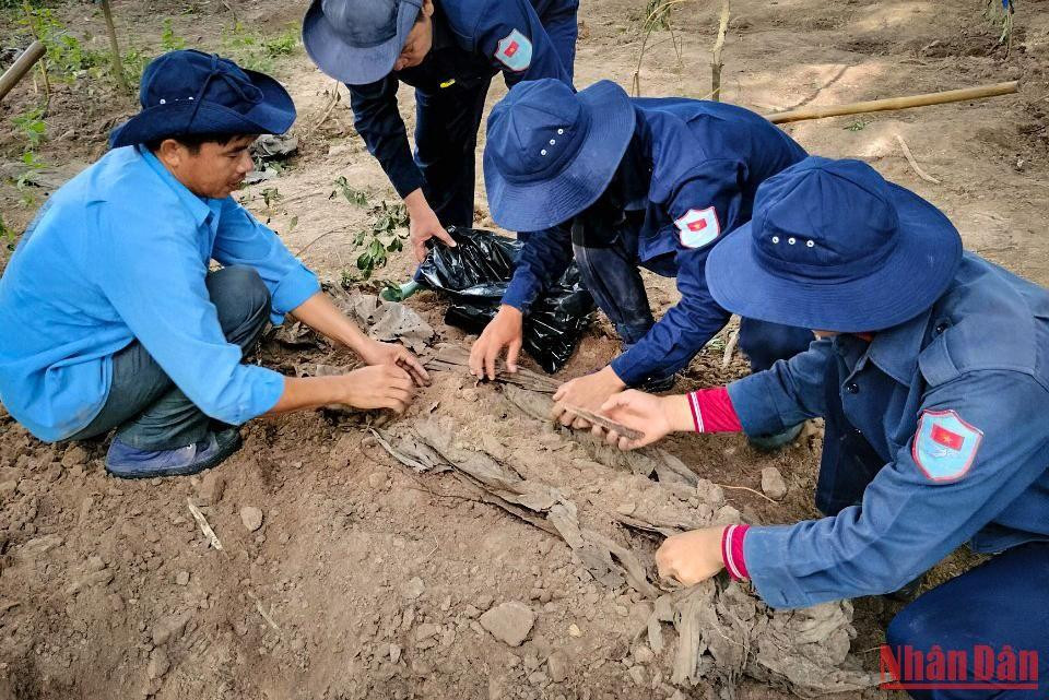 Những ngày tìm đồng đội trên đất bạn để lại những ẩn ức không nguôi trong lòng ông Hai Trí. (Ảnh: THÀNH ĐẠT)