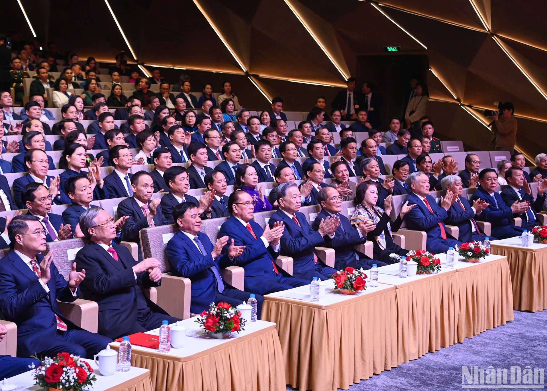 Các đồng chí lãnh đạo Đảng, Nhà nước và các đại biểu dự Lễ trao Giải.