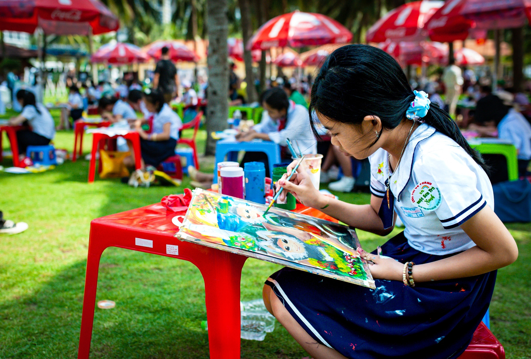 Sáng 28/4, tại vườn dừa bắc Công viên Biển Đông, Ban tổ chức phối hợp Sở Giáo dục và Đào tạo thành phố Đà Nẵng tổ chức cuộc thi vẽ tranh Vì một Sơn Trà xanh với chủ đề “Voọc chà vá chân nâu - báu vật của bán đảo Sơn Trà”; thu hút đông đảo các em học sinh của các trường tiểu học trên địa bàn thành phố.