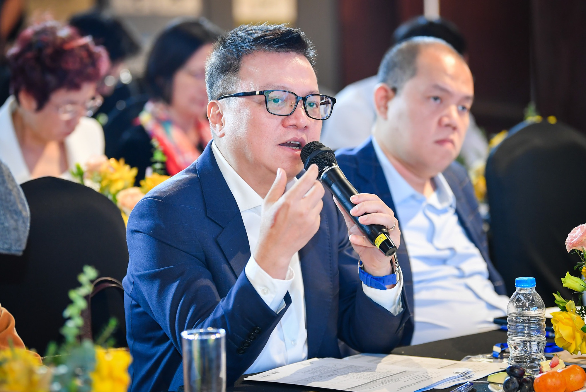 Đồng chí Lê Quốc Minh, Tổng Biên tập Báo Nhân Dân, Trưởng Ban Tổ chức Giải thưởng Hành động vì Cộng đồng, thành viên Hội đồng Giám khảo đặt câu hỏi cho đại diện dự án tham gia thuyết trình.