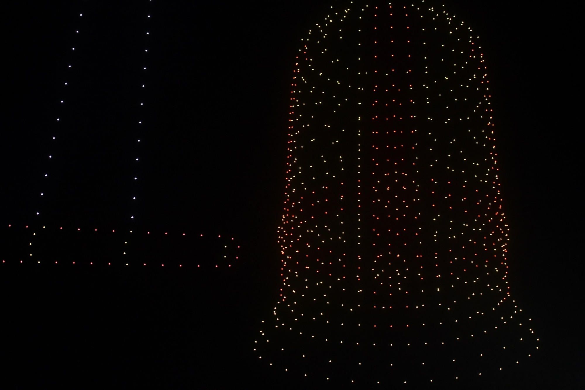 Sau đó, trên bầu trời dòng sông lịch sử, ánh sáng chuyển động và hội tụ thành chiếc "Chuông Hòa bình".