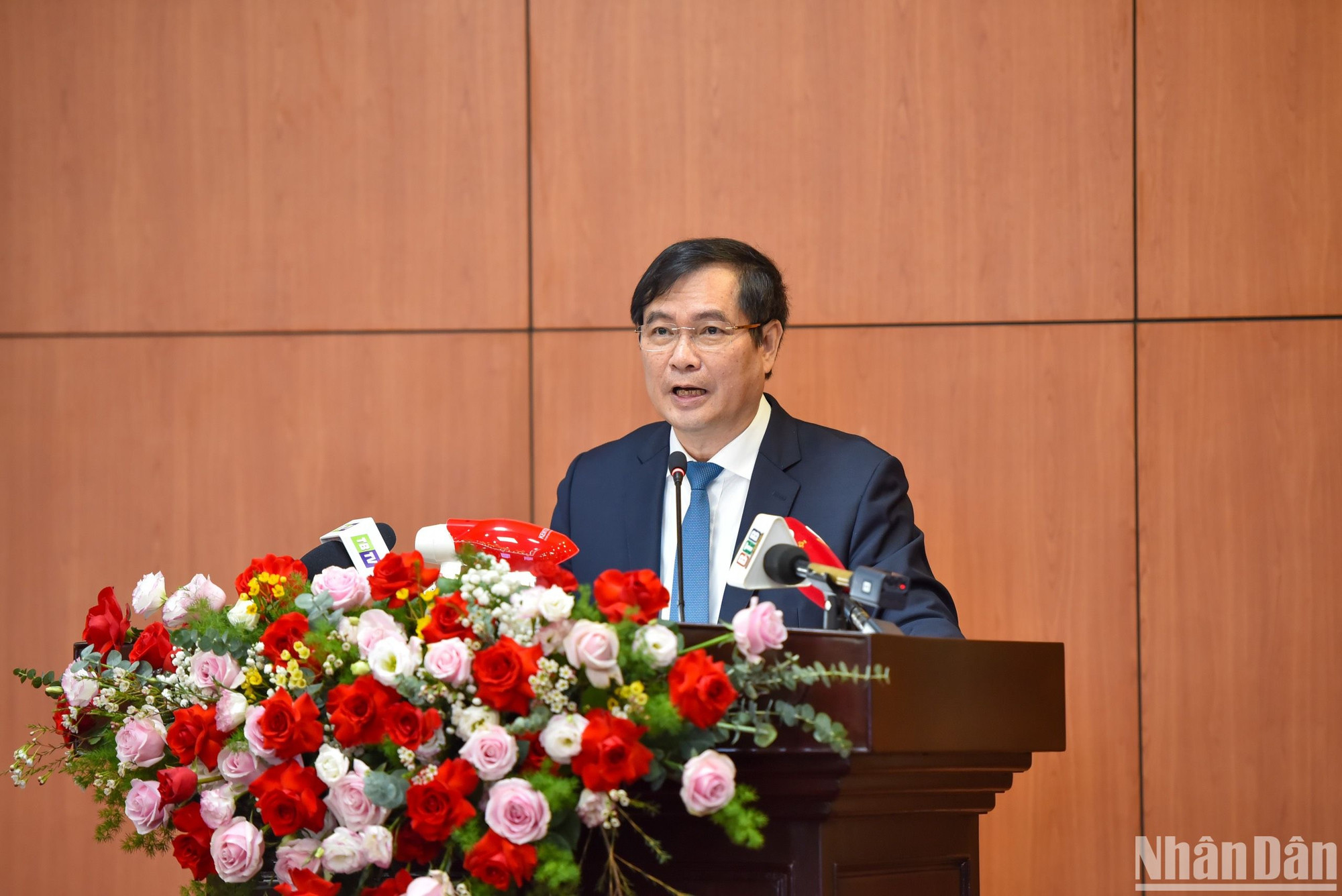 Đồng chí Phan Xuân Thủy, Phó Trưởng Ban Tuyên giáo Trung ương phát biểu ý kiến tại hội thảo. (Ảnh: NHẬT QUANG)