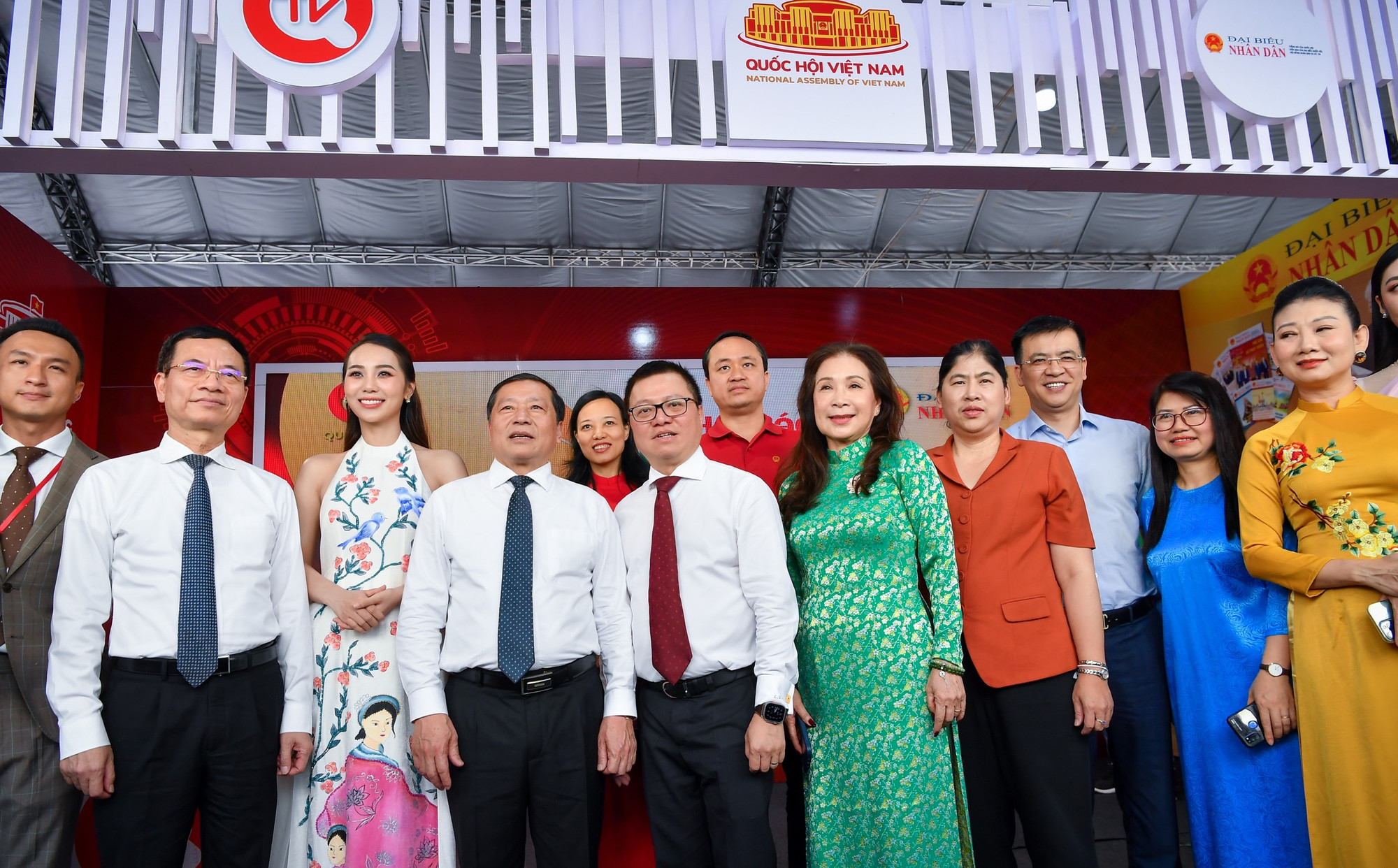 Các đại biểu chụp ảnh tại gian trưng bày của Văn phòng Quốc hội.