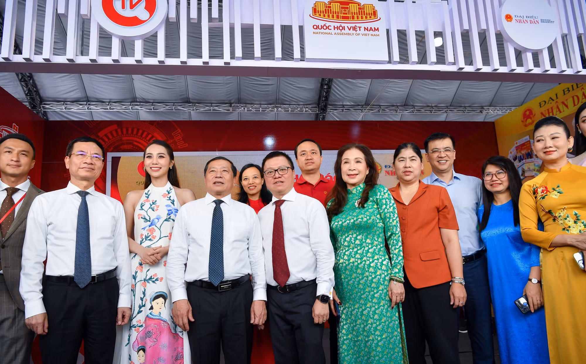Các đại biểu chụp ảnh tại gian trưng bày của Văn phòng Quốc hội.