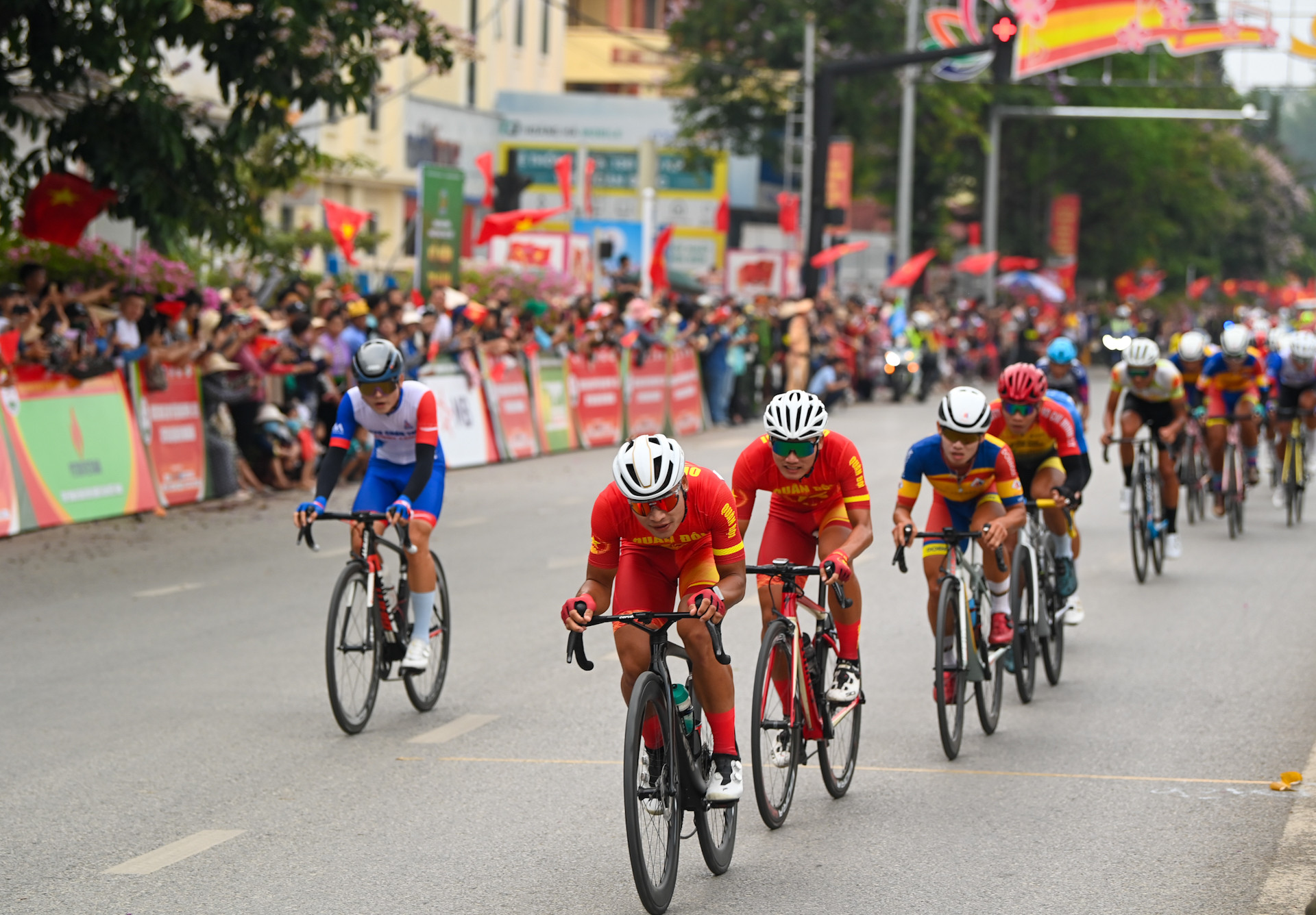 Các cua-rơ cạnh tranh quyết liệt với nhau ngay từ những vòng đua đầu tiên.